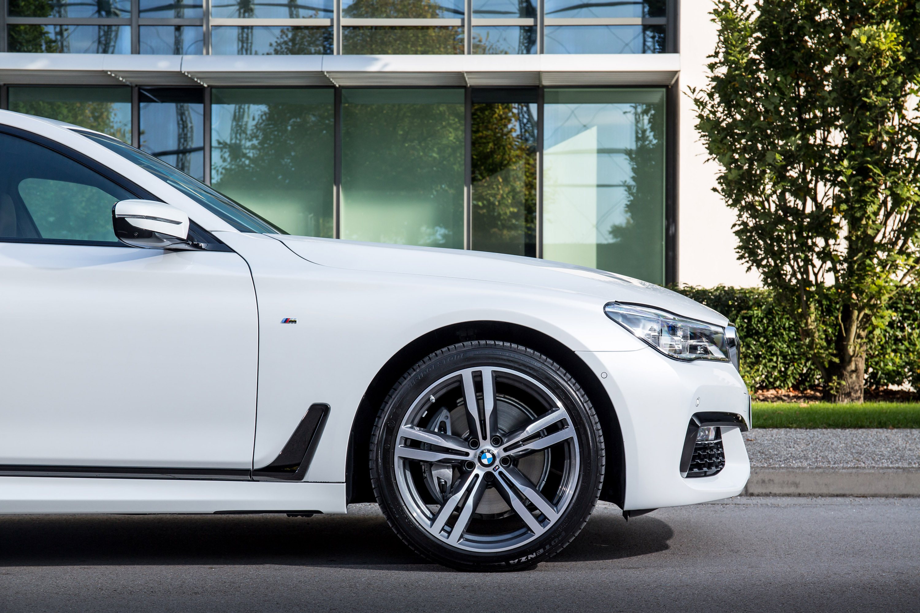 BMW 7-Series UK-Version photo #55