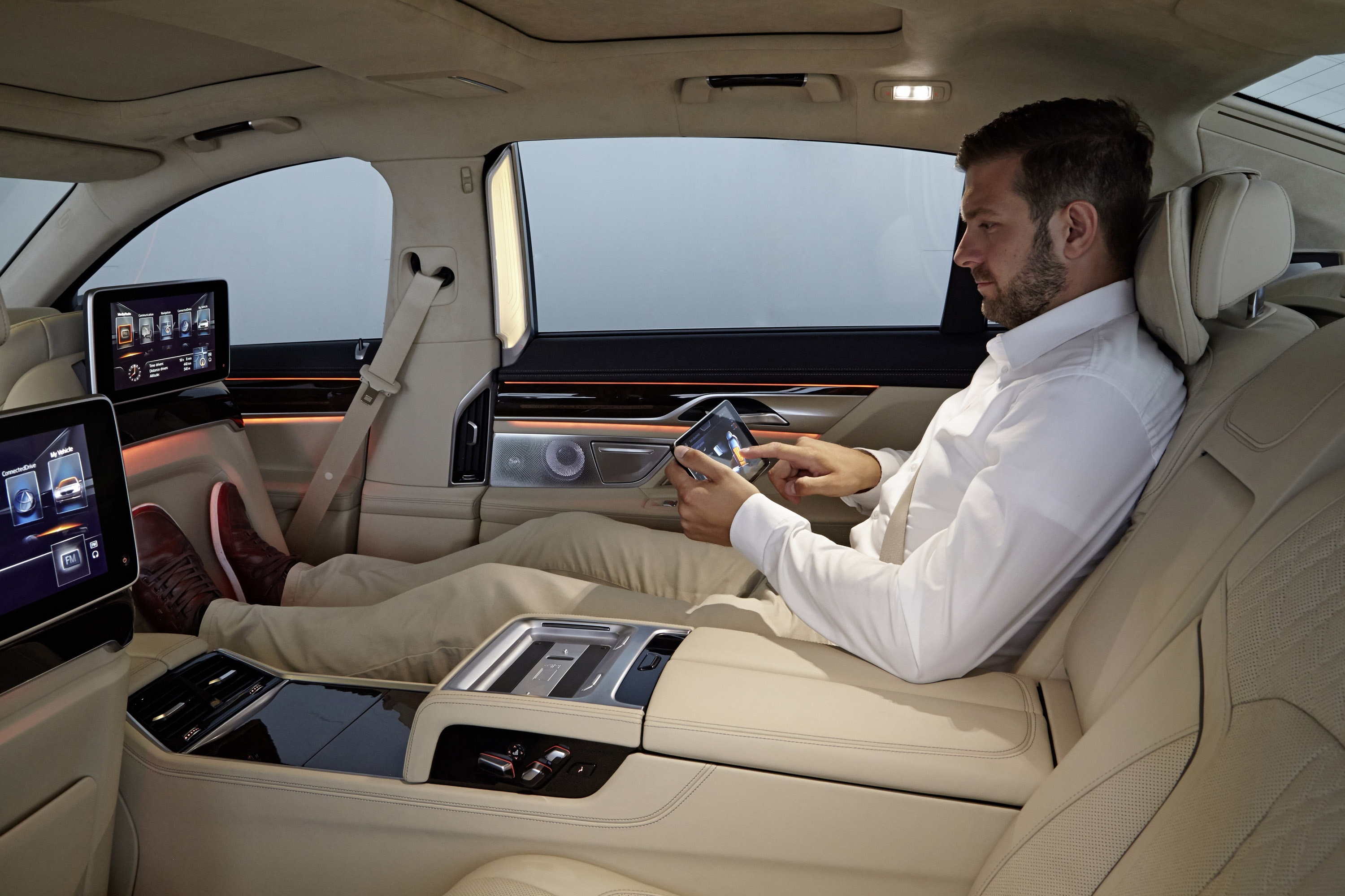 BMW 7-Series UK-Version photo #74