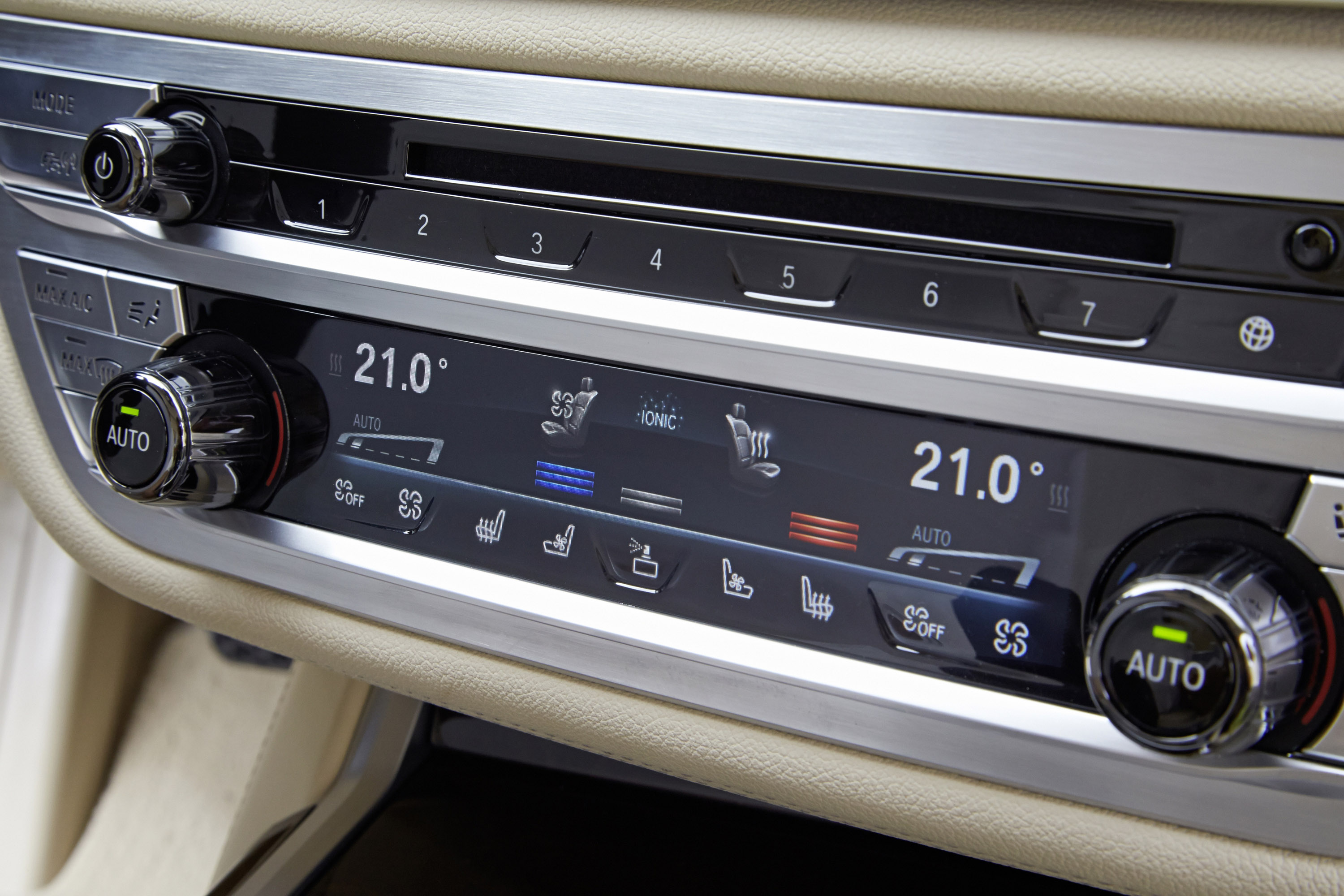 BMW 7-Series UK-Version photo #75