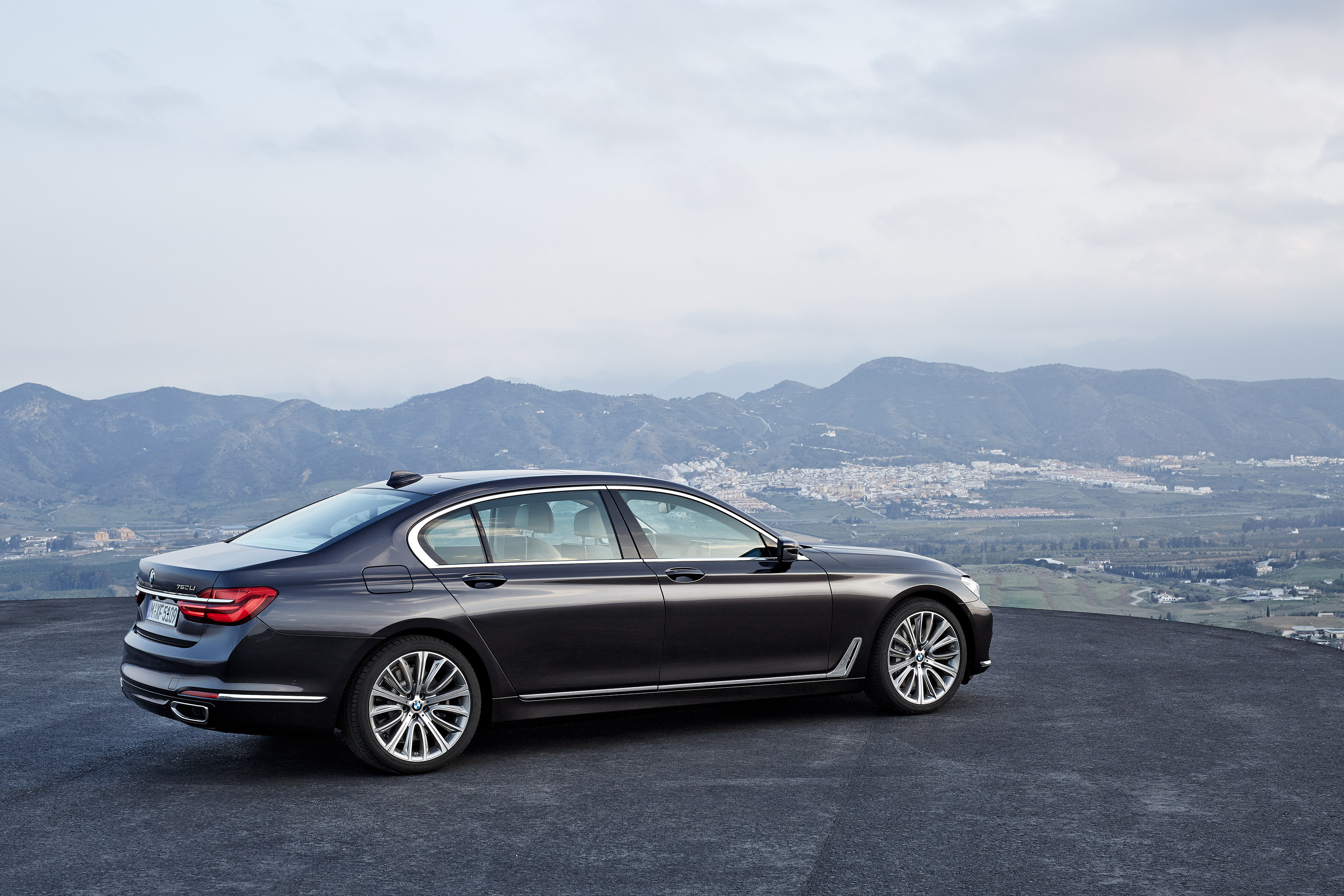 BMW 7-Series photo #23