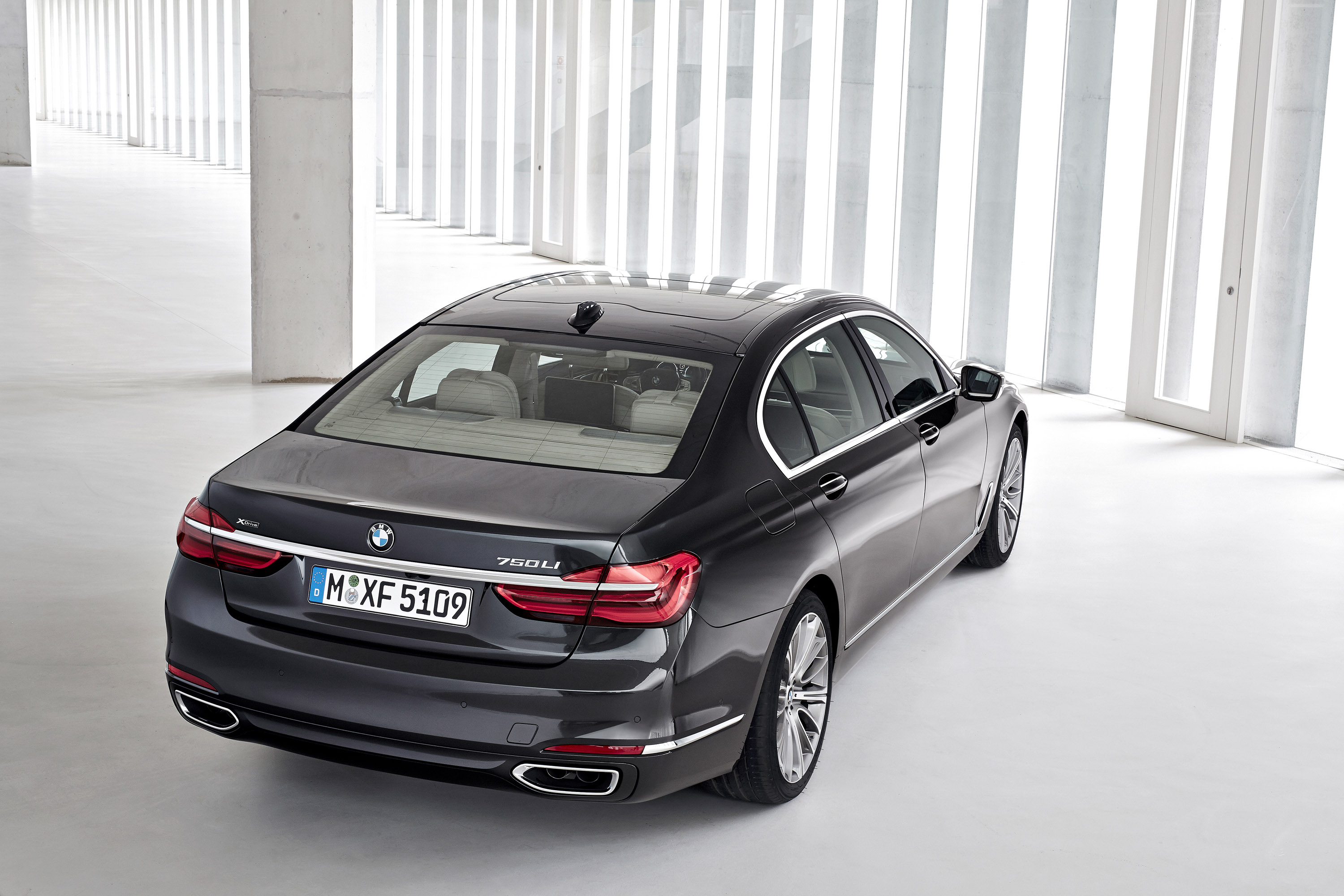 BMW 7-Series photo #26