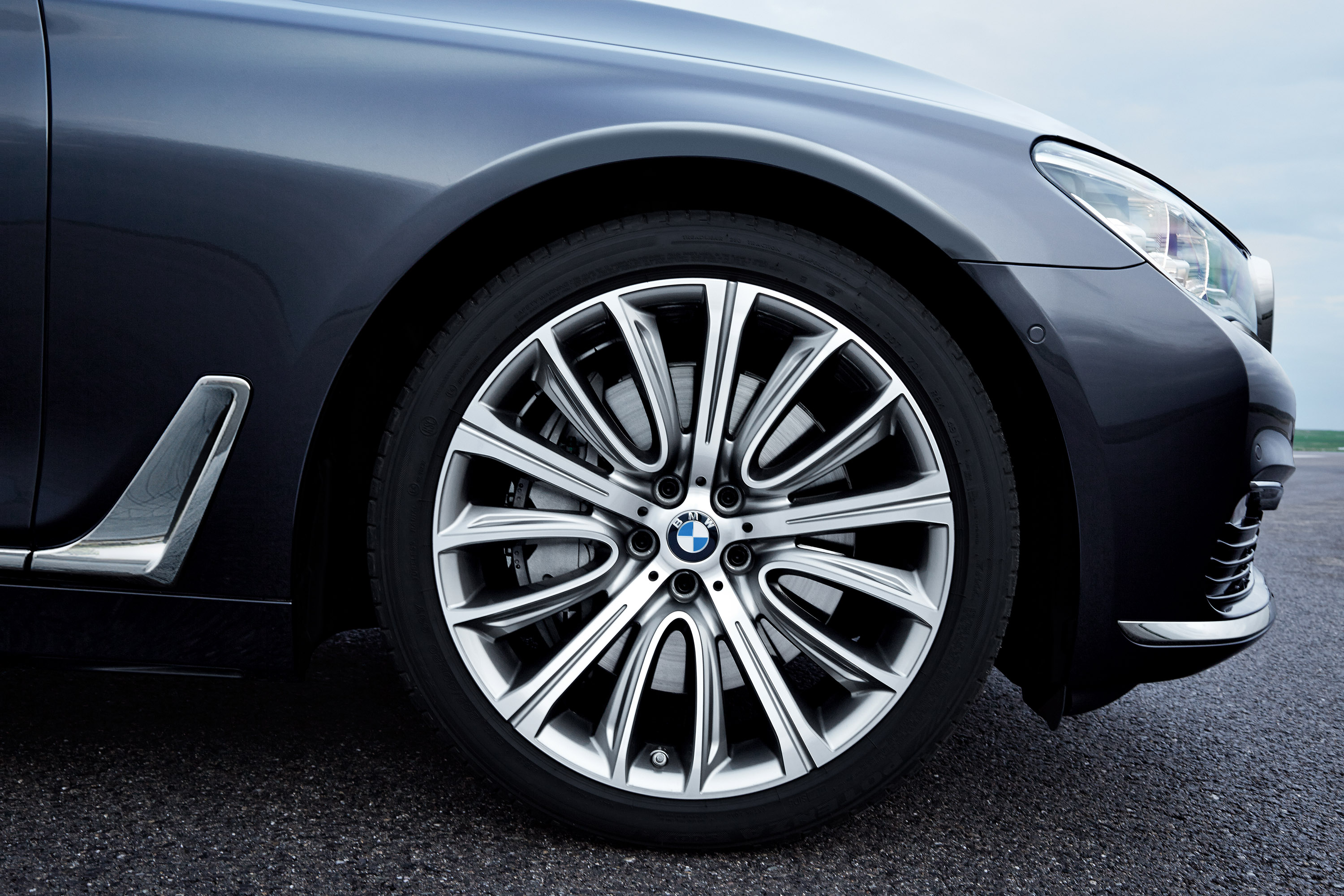 BMW 7-Series photo #38
