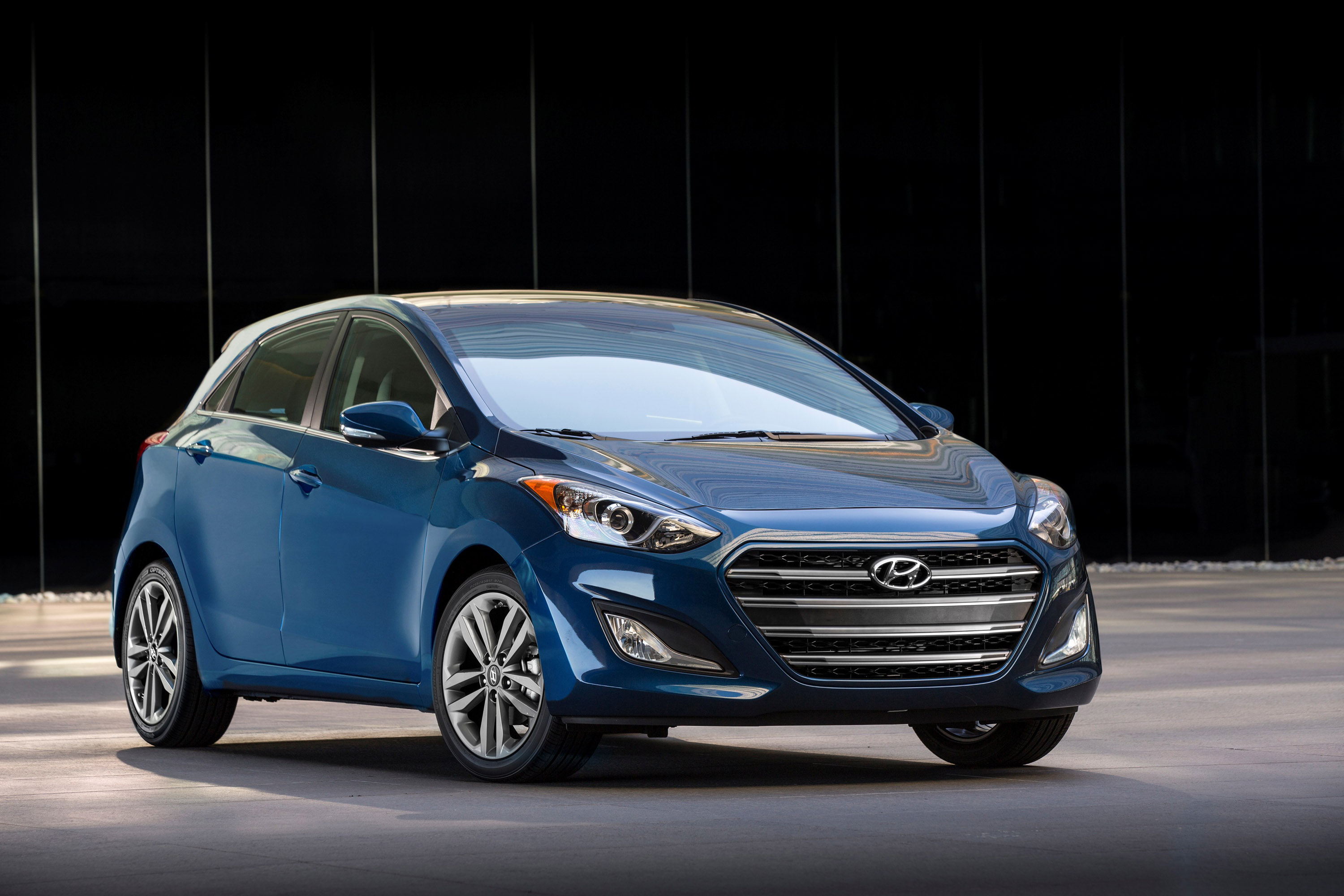 Hyundai Elantra GT photo #1