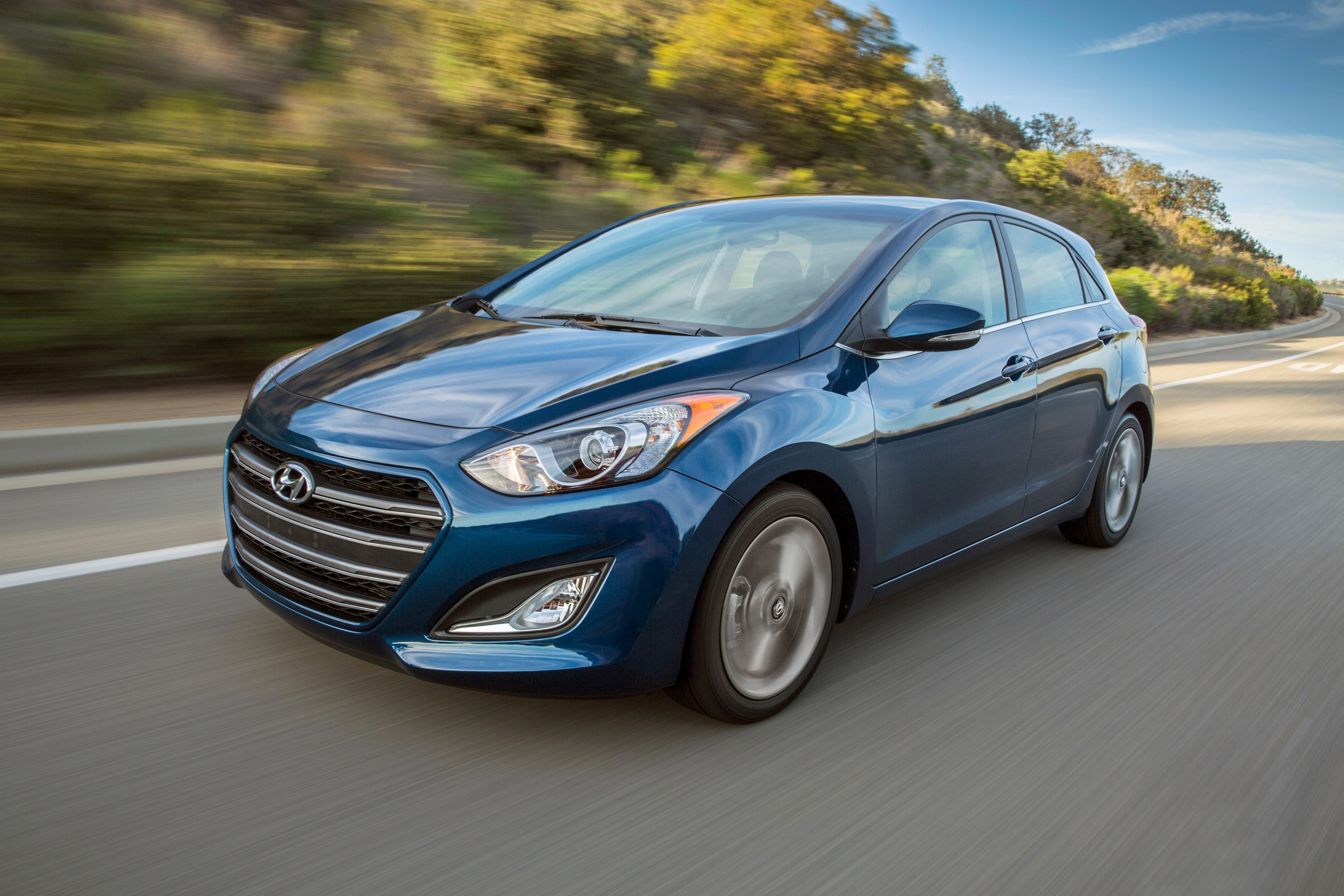 Hyundai Elantra GT photo #2