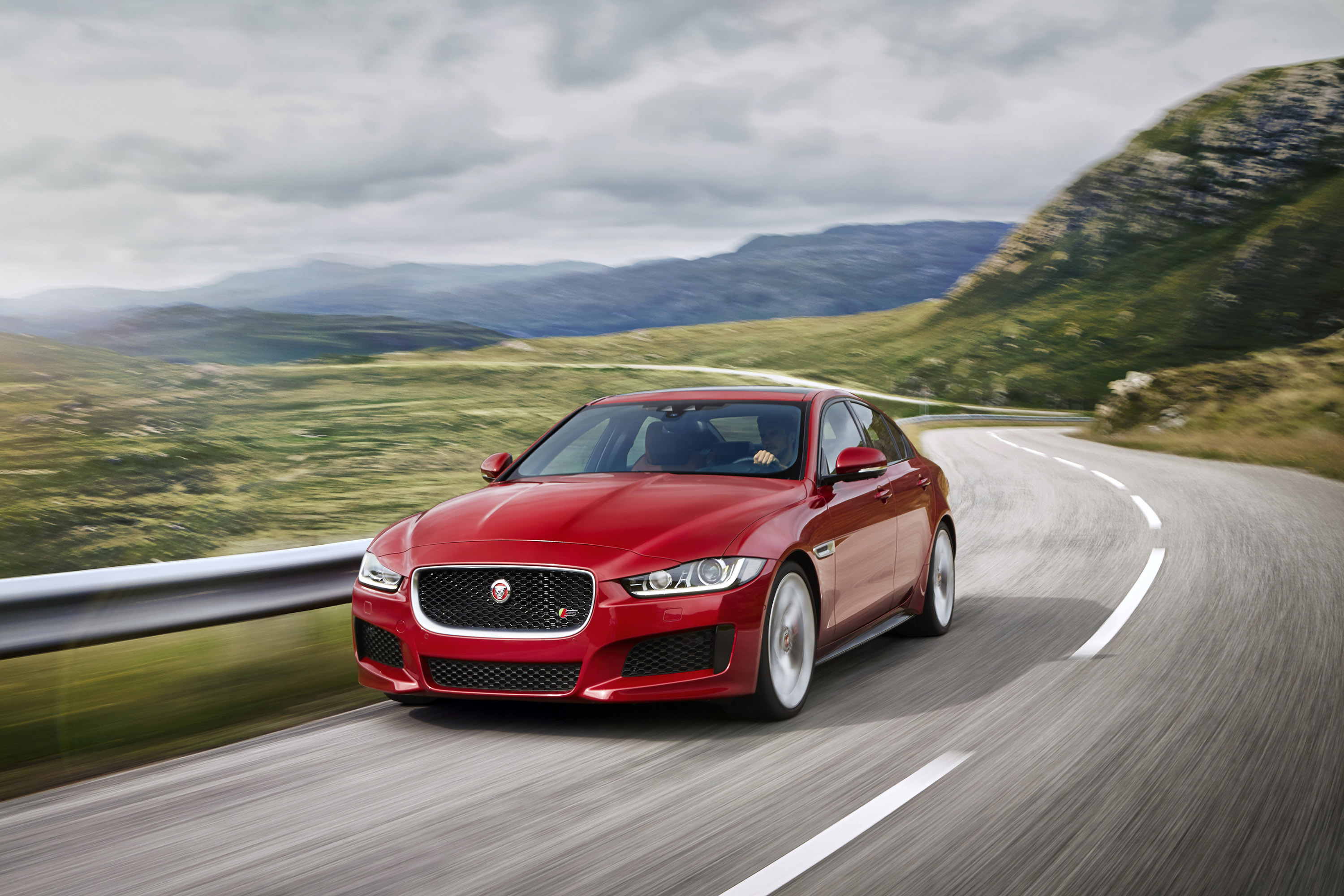 Jaguar XE S photo #2