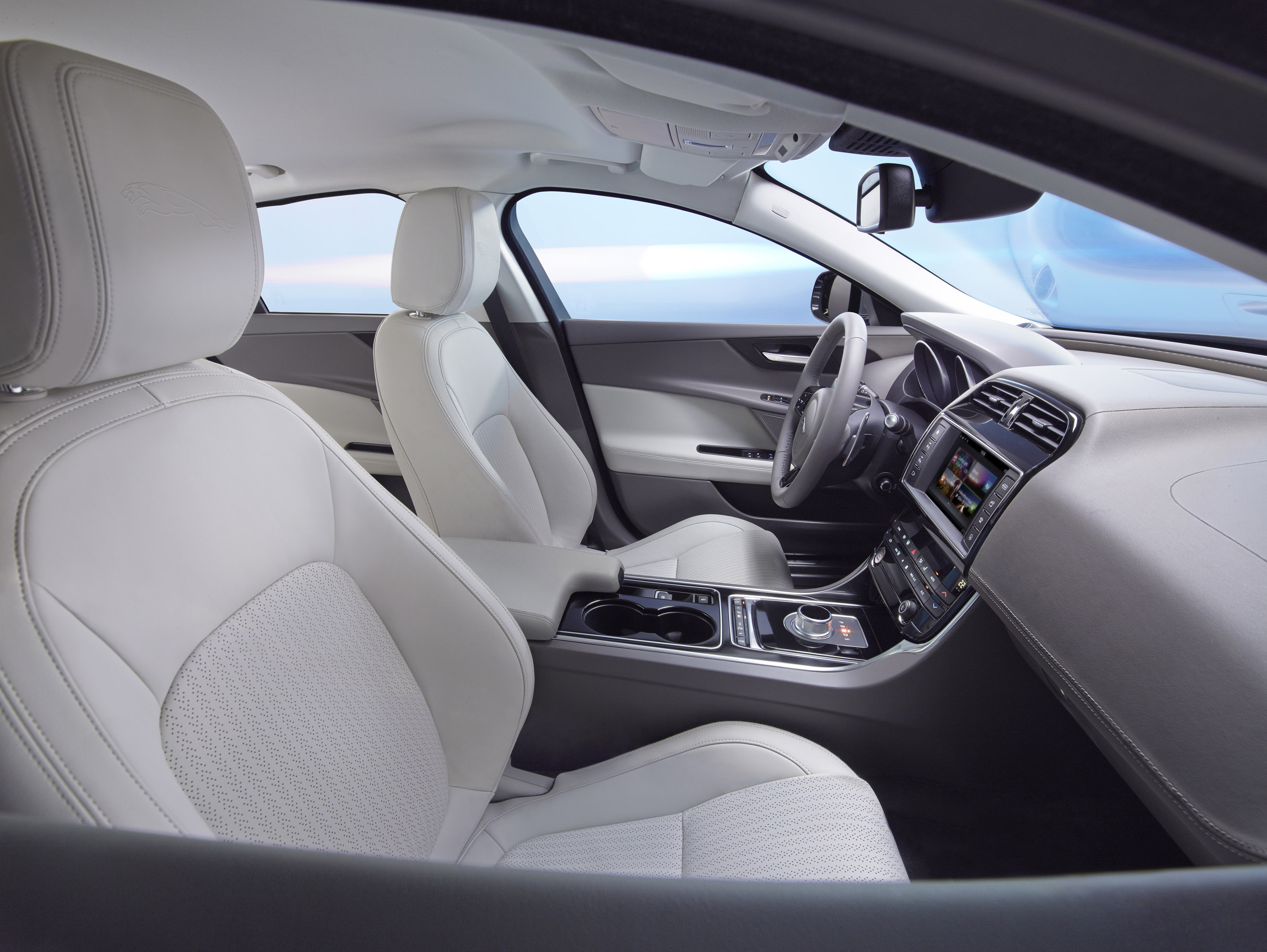 Jaguar XE photo #52