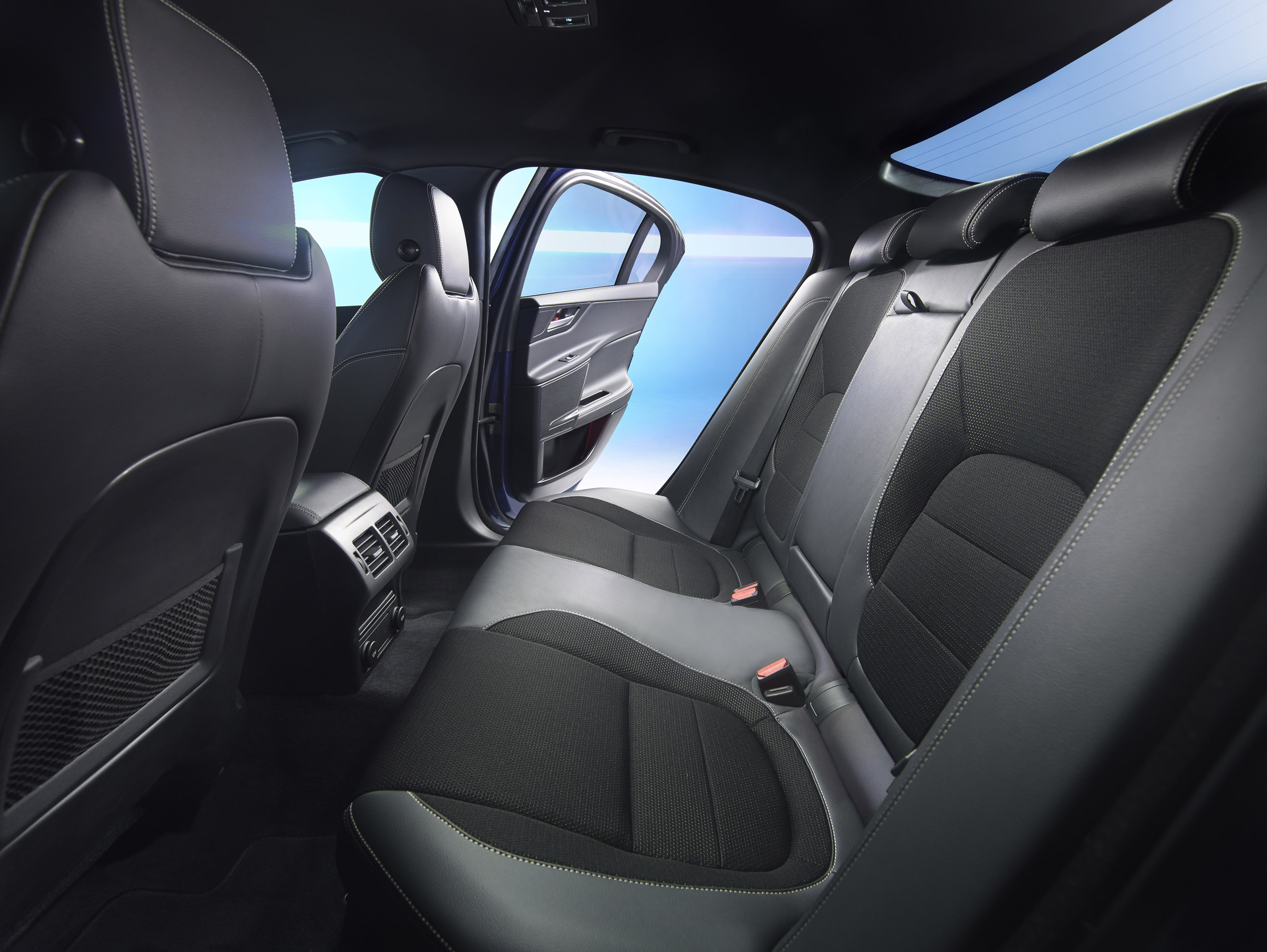 Jaguar XE photo #67