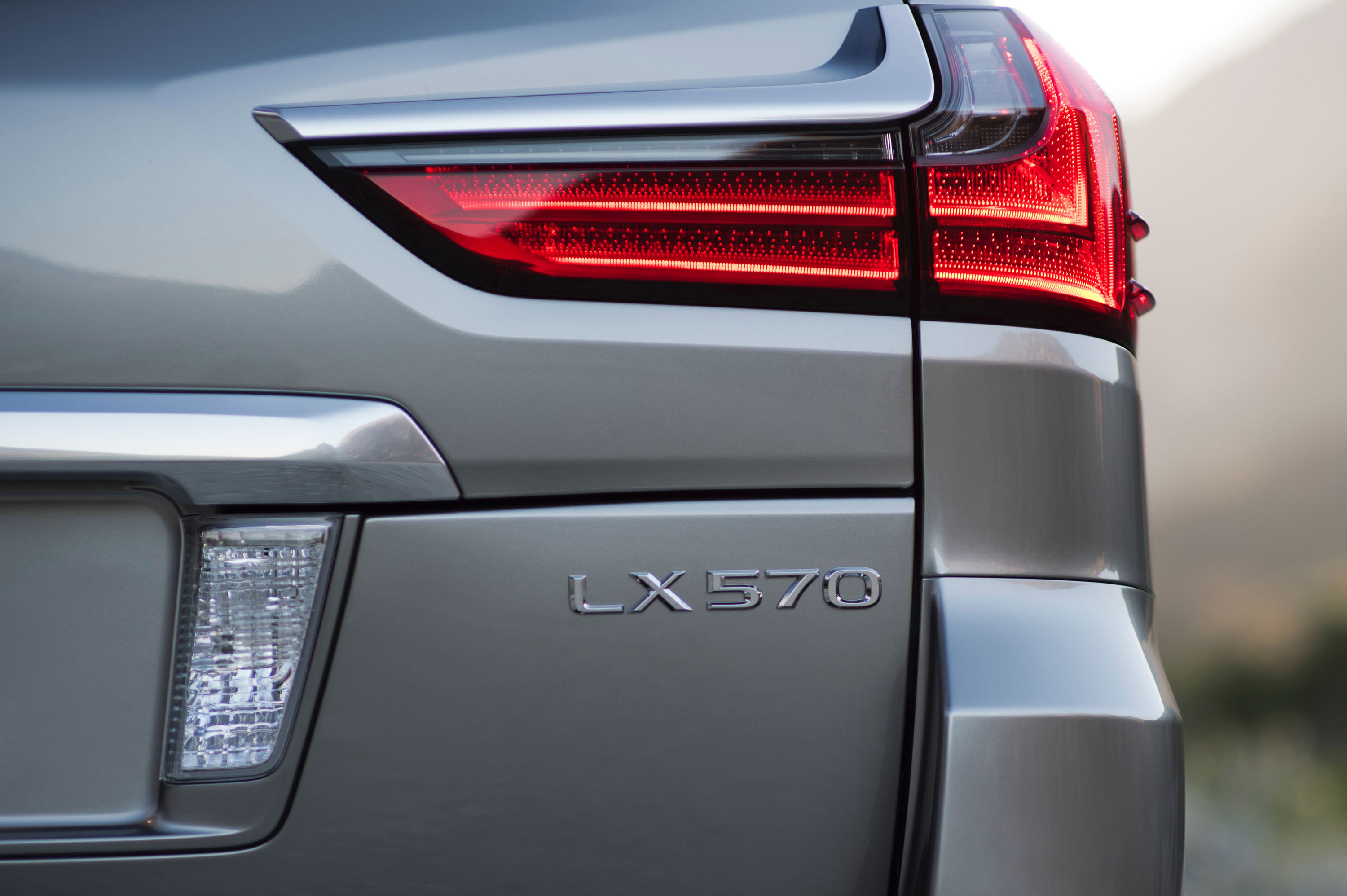 Lexus LX 570 photo #15