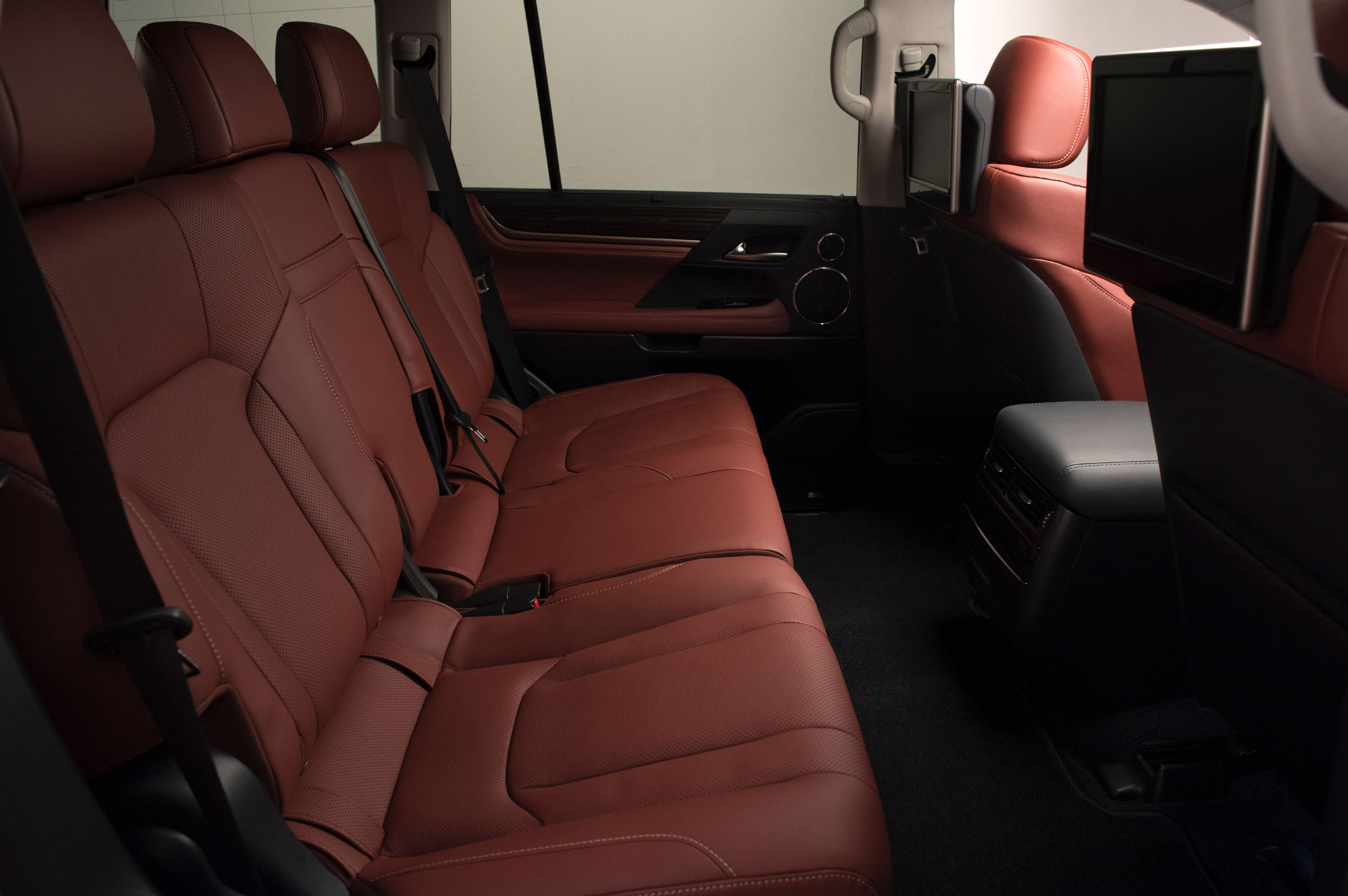 Lexus LX 570 photo #20