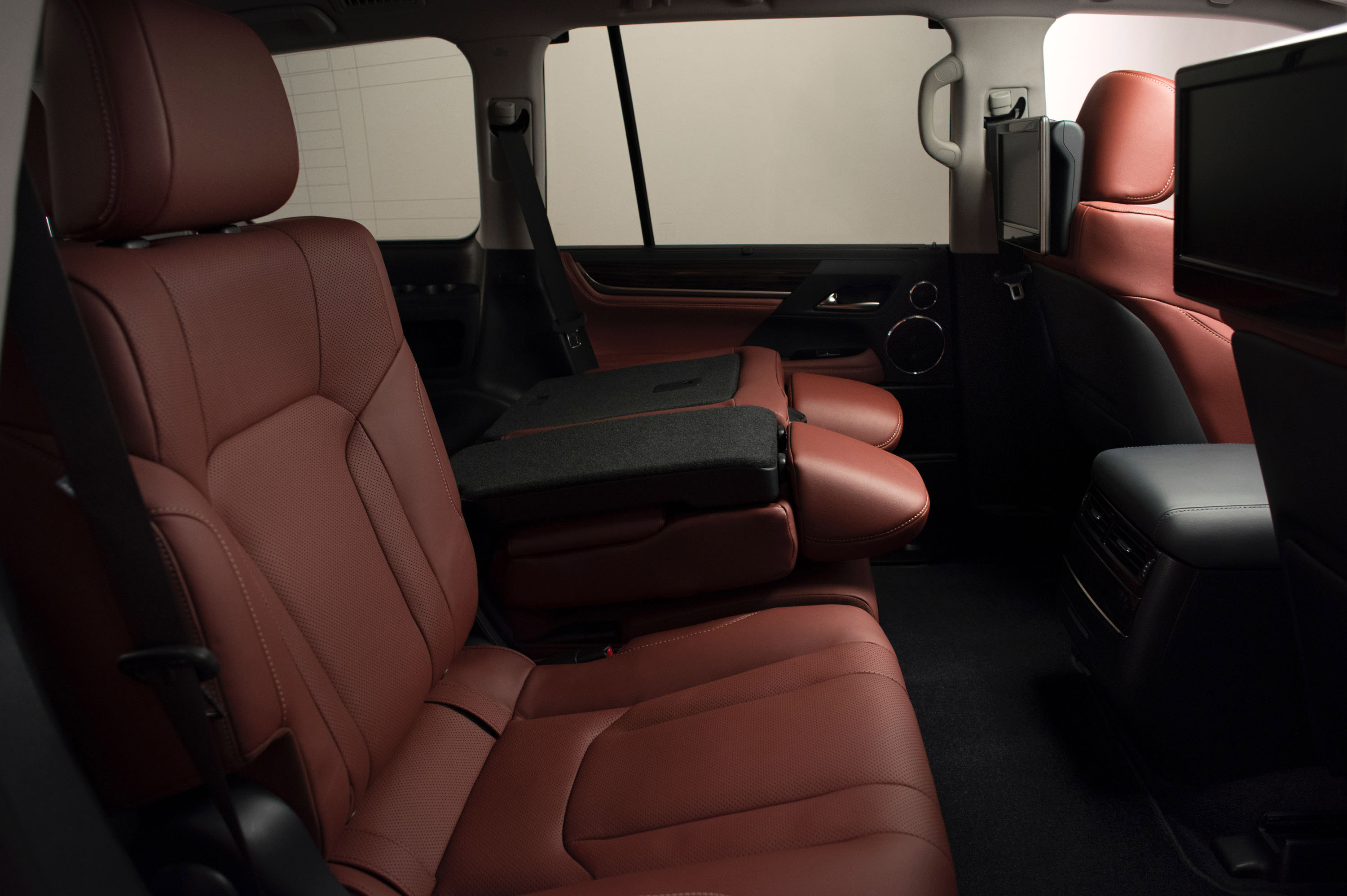 Lexus LX 570 photo #22