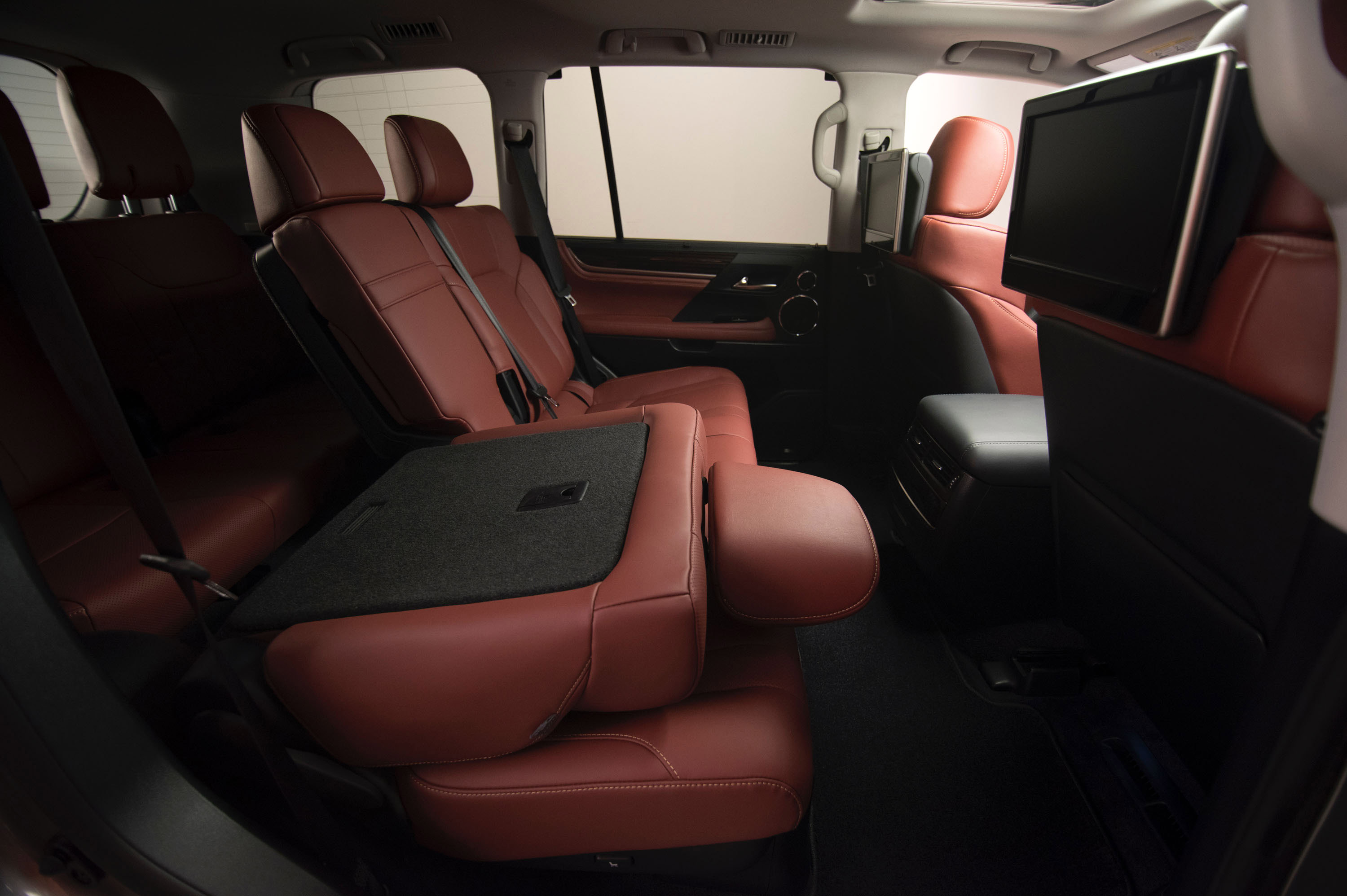 Lexus LX 570 photo #23