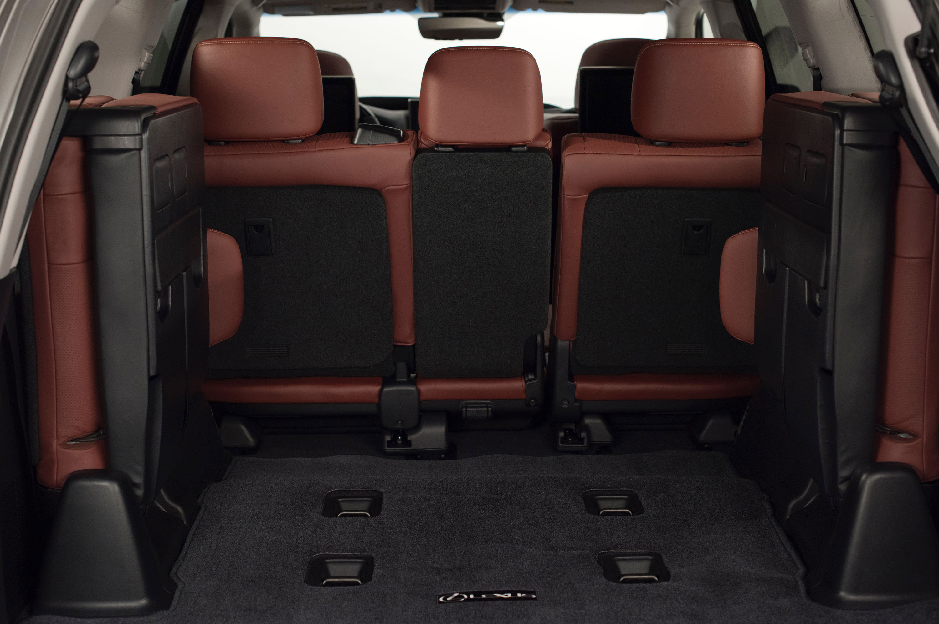 Lexus LX 570 photo #26