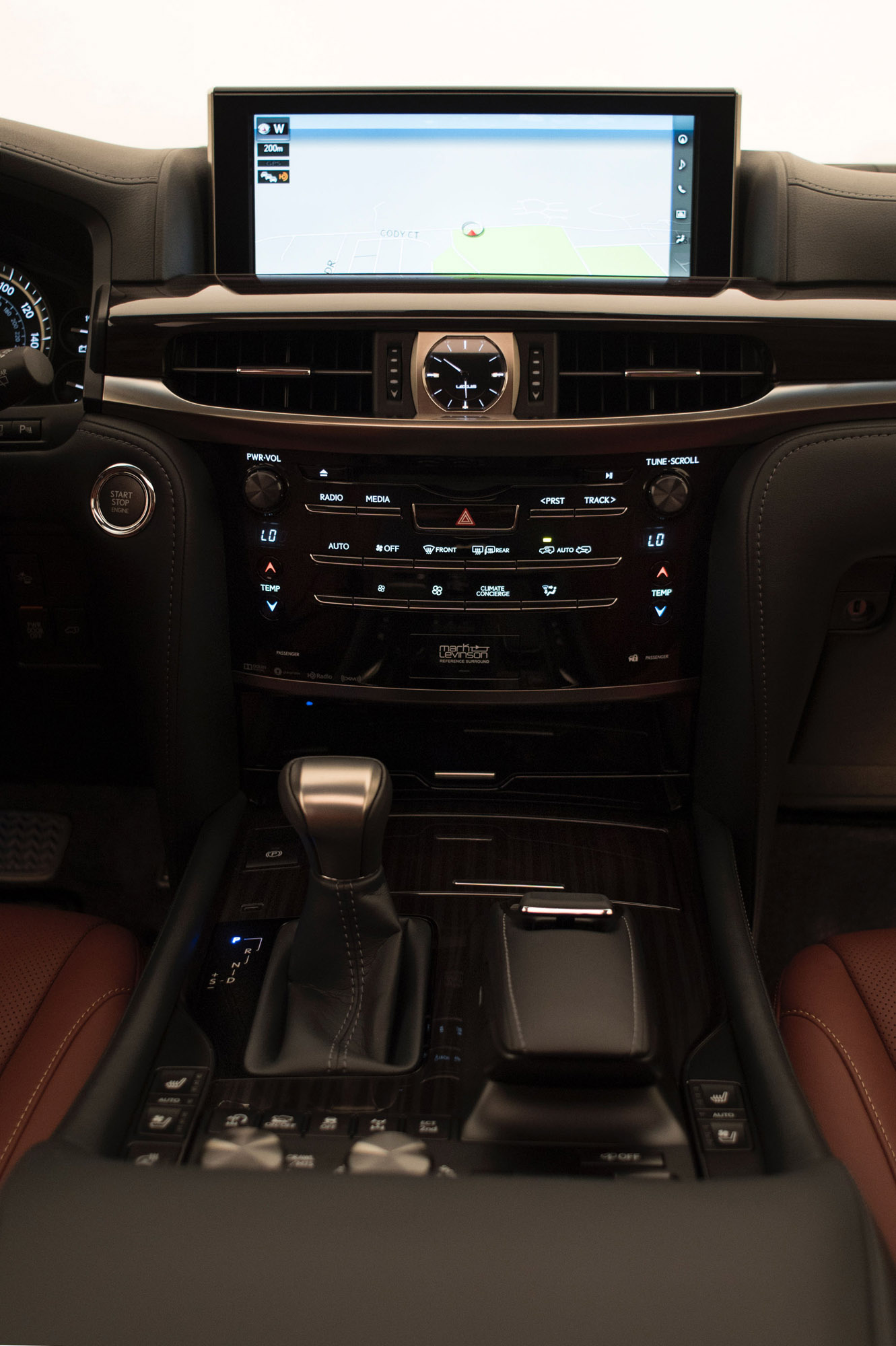 Lexus LX 570 photo #29