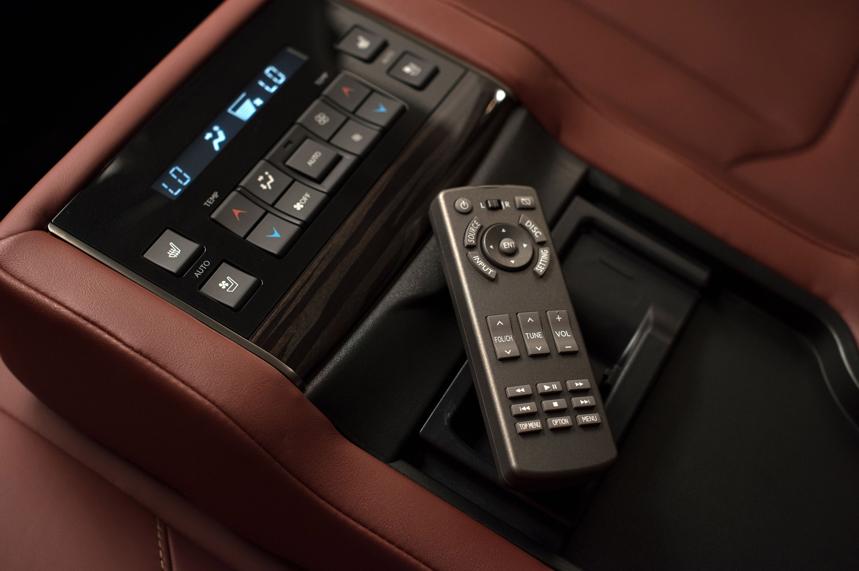 Lexus LX 570 photo #32