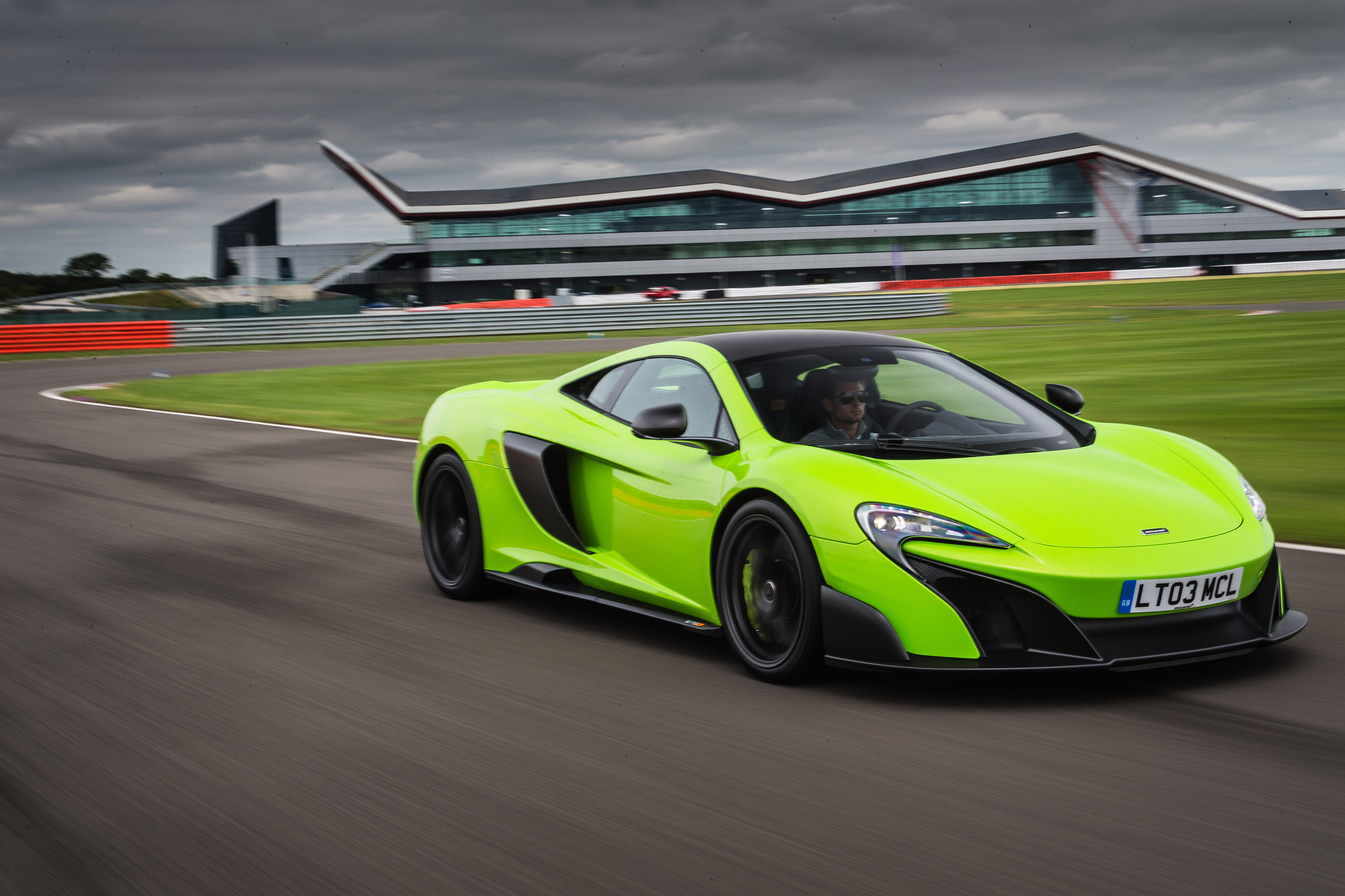 McLaren 675LT photo #18