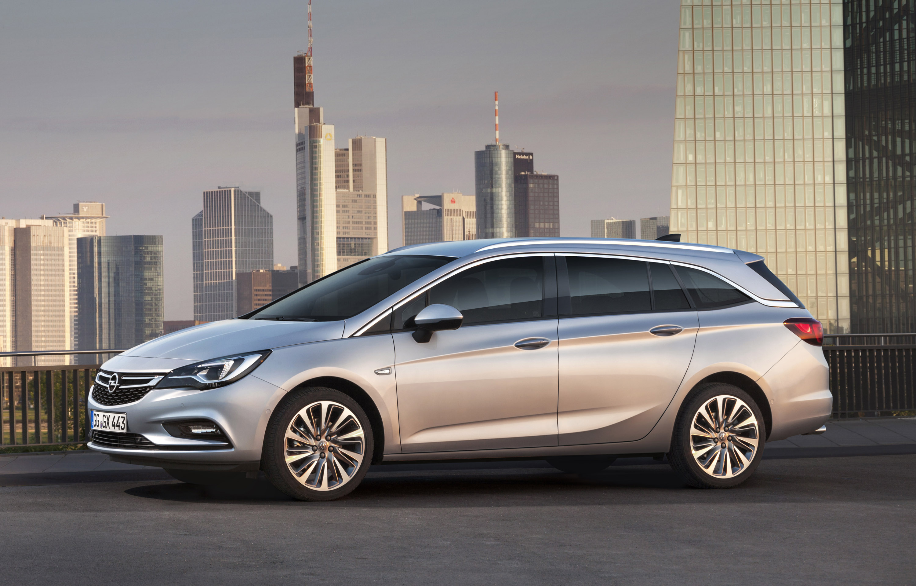 Opel Astra Sports Tourer photo #1