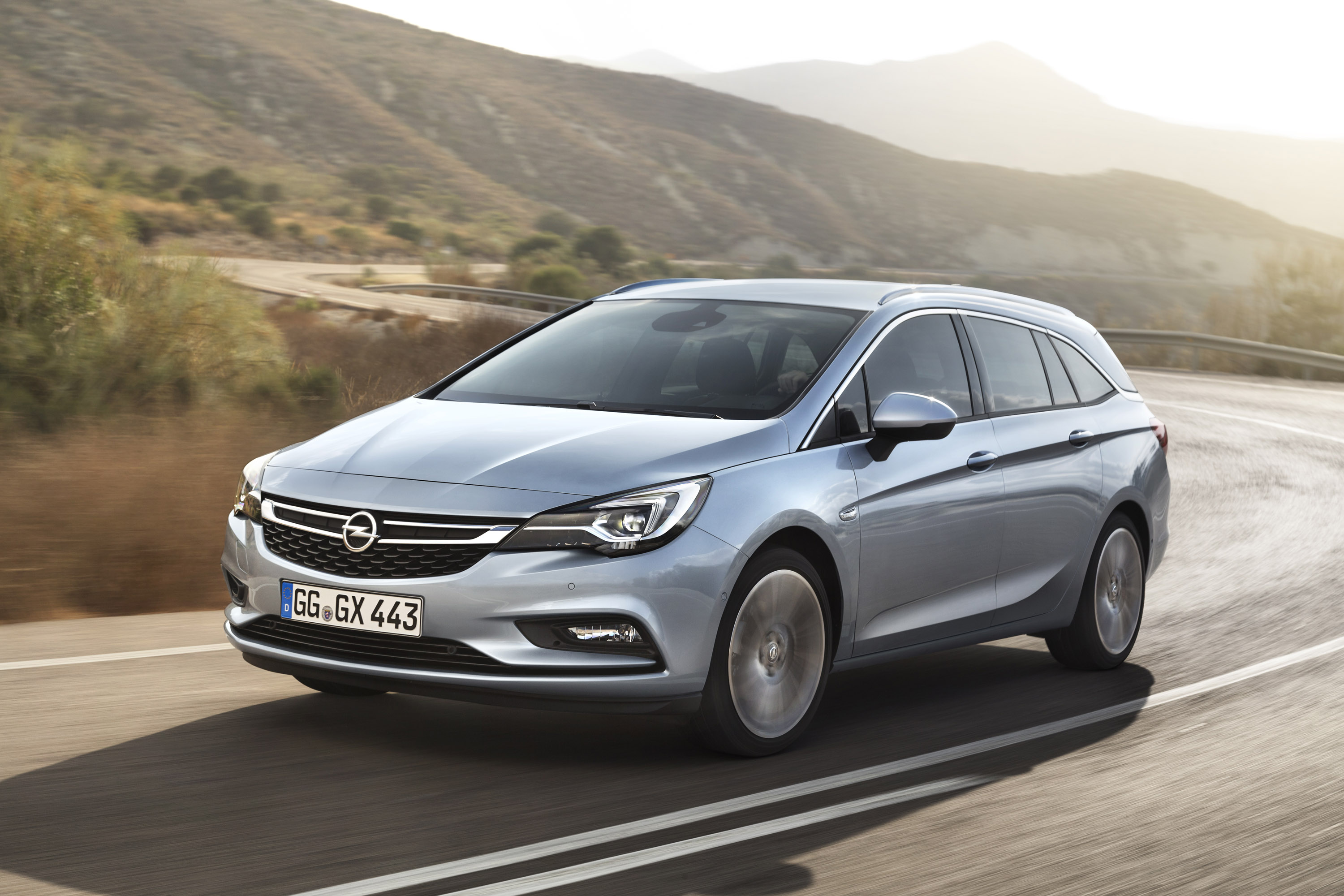 Opel Astra Sports Tourer photo #2