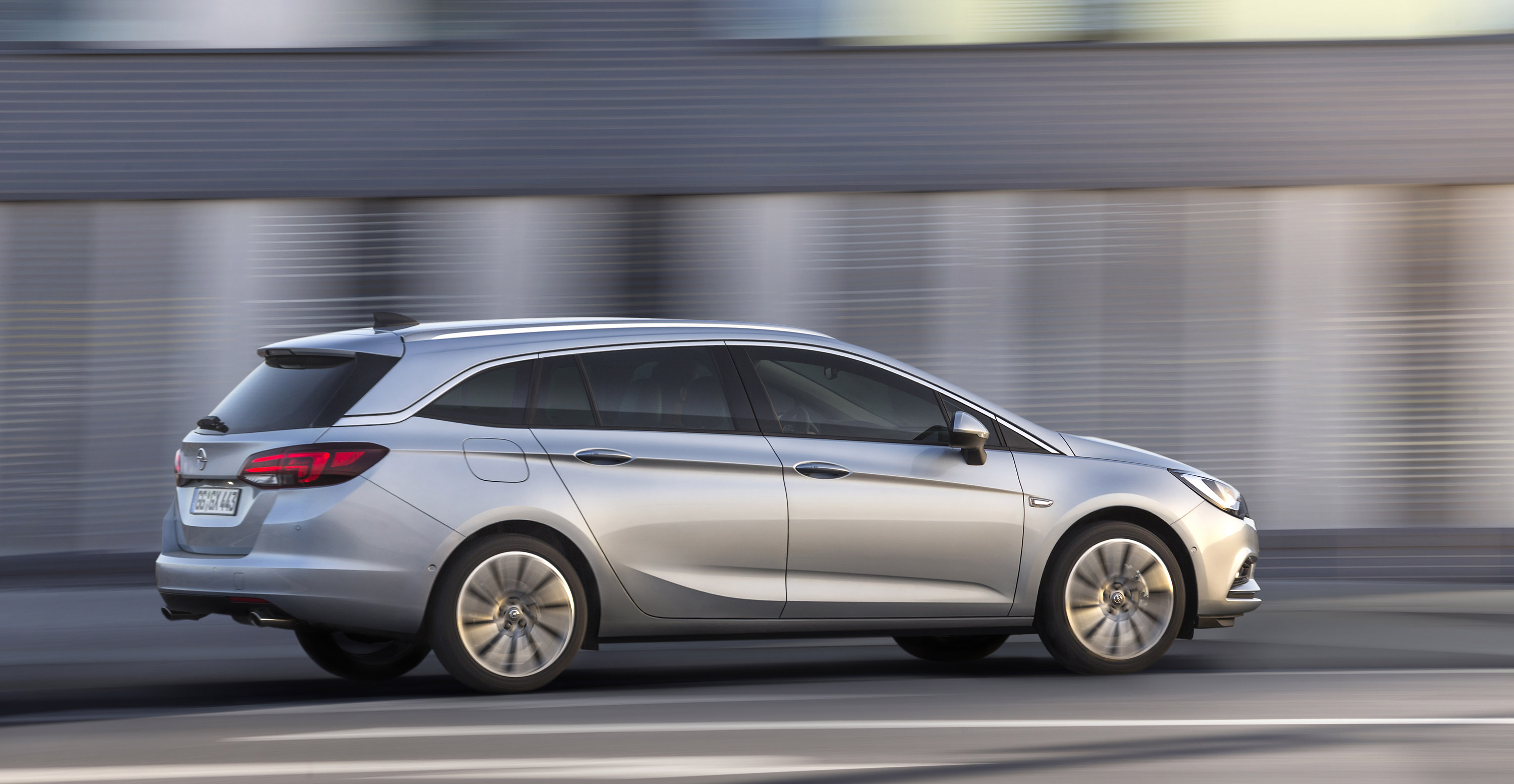 Opel Astra Sports Tourer photo #13