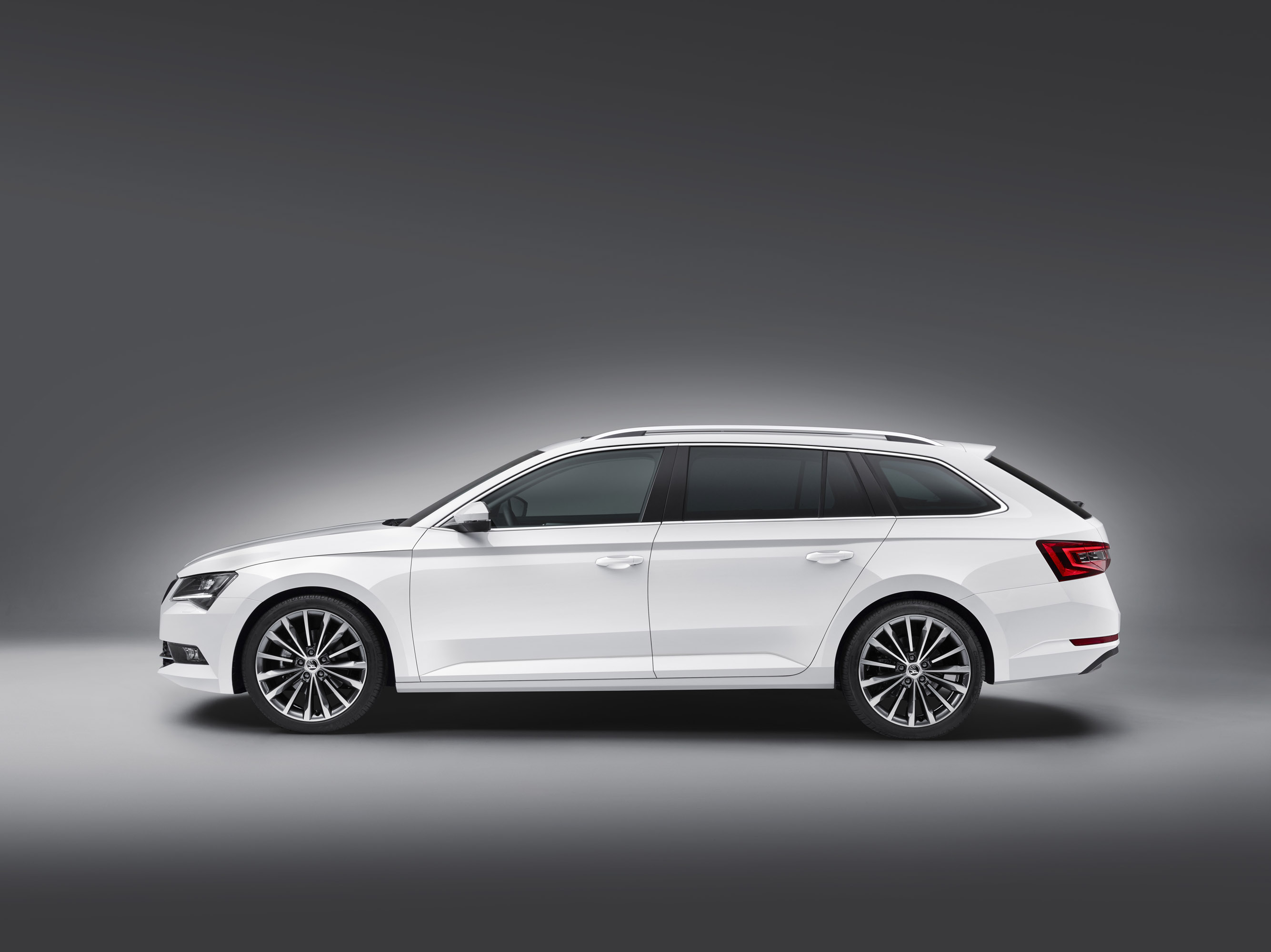 Skoda Superb Combi photo #2