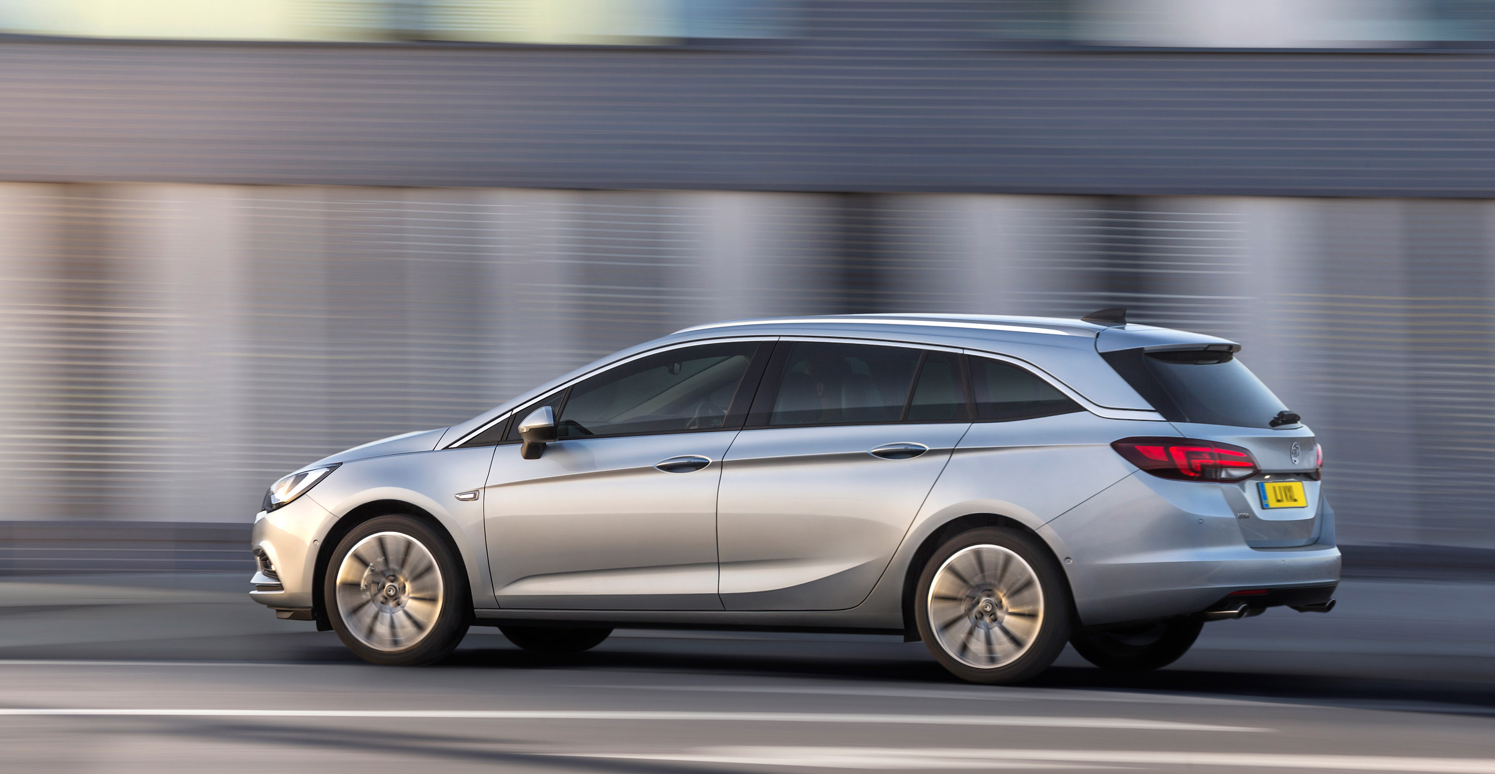 Vauxhall Astra Sports Tourer photo #3