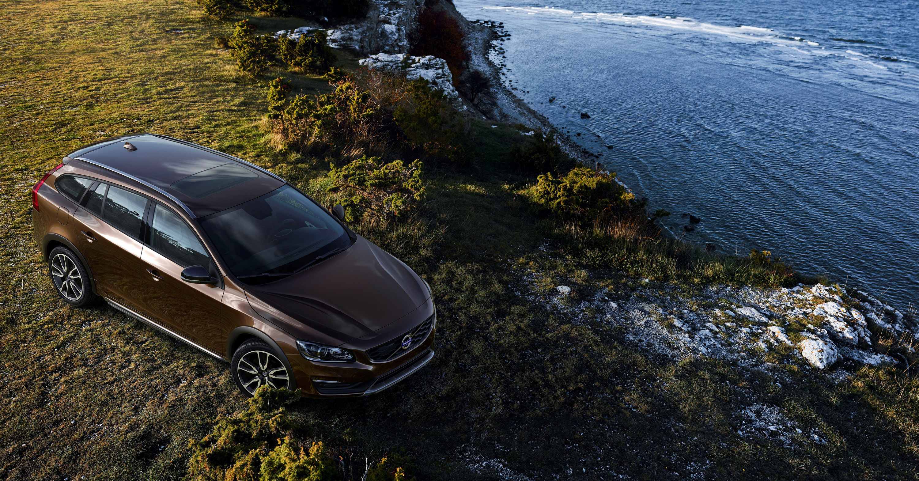 Volvo V60 Cross Country photo #1