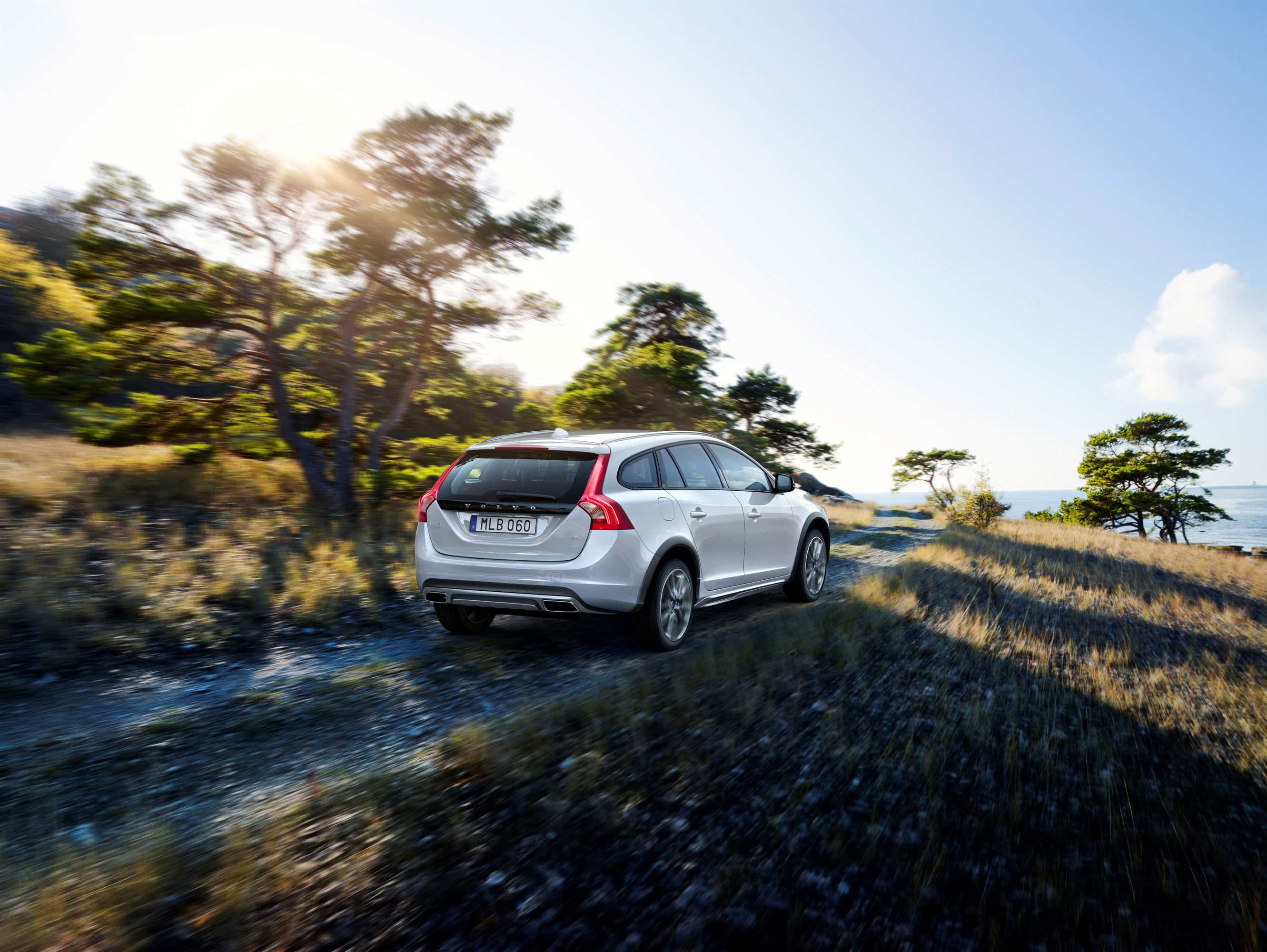 Volvo V60 Cross Country photo #5