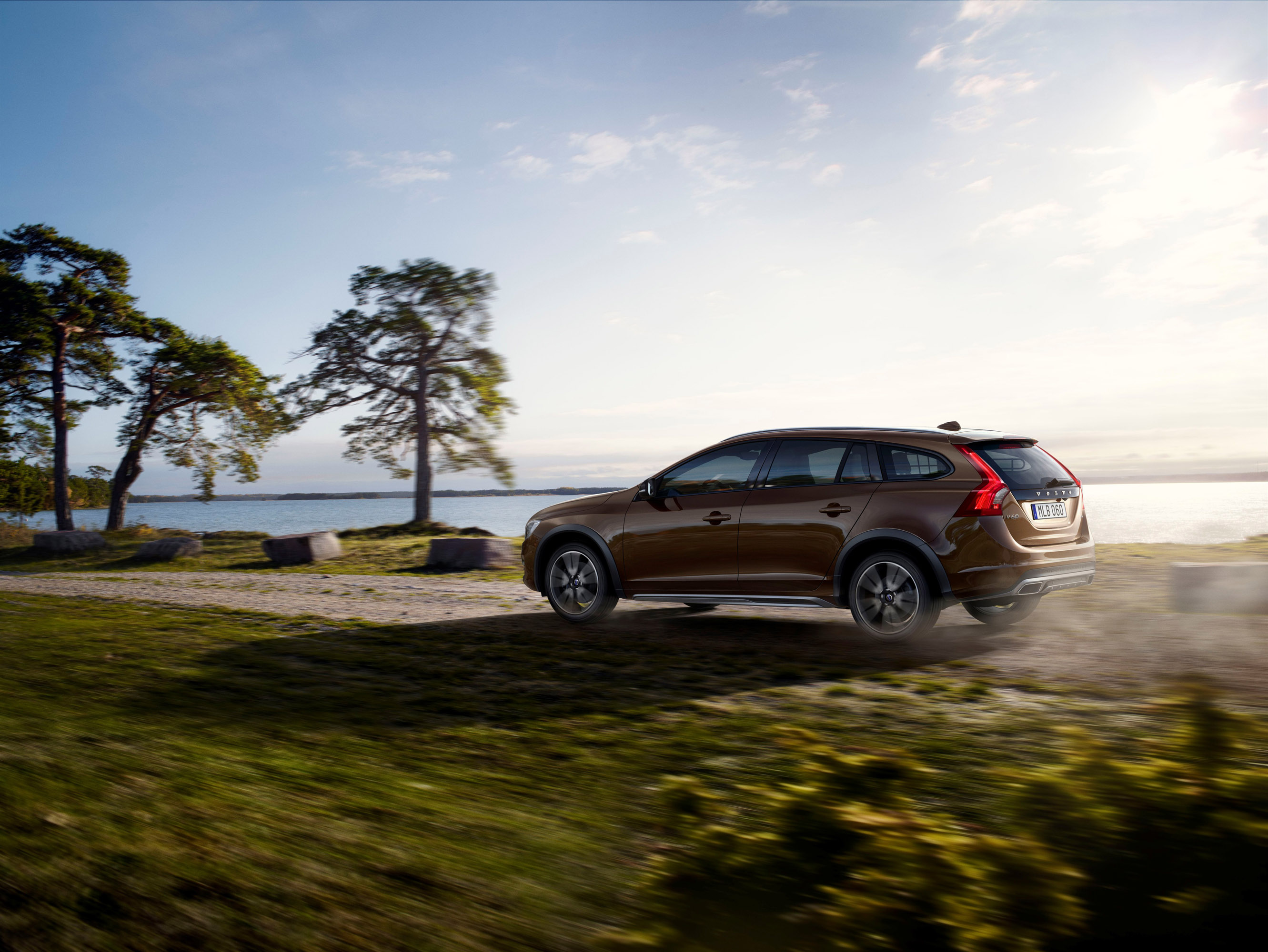 Volvo V60 Cross Country photo #6