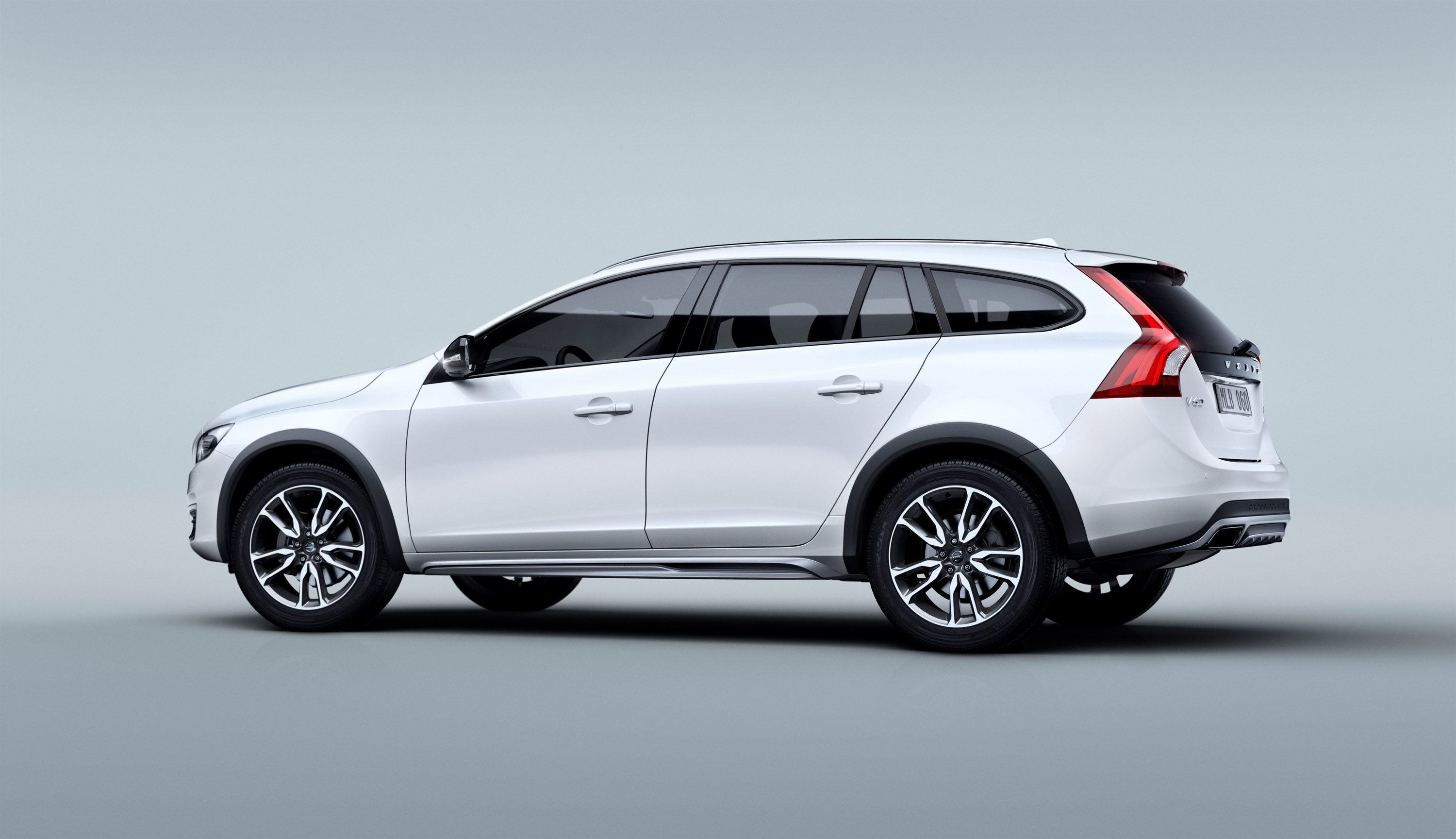 Volvo V60 Cross Country photo #8