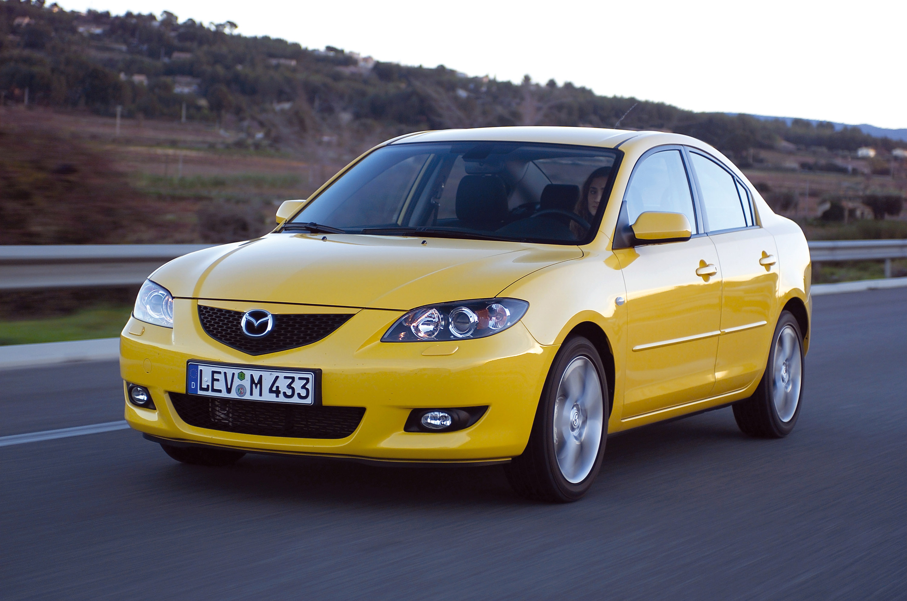 Три желтых машин. Mazda 3 2004. Мазда 3 седан 2004. Мазда 3 2007 желтая седан. Mazda 3 2003.