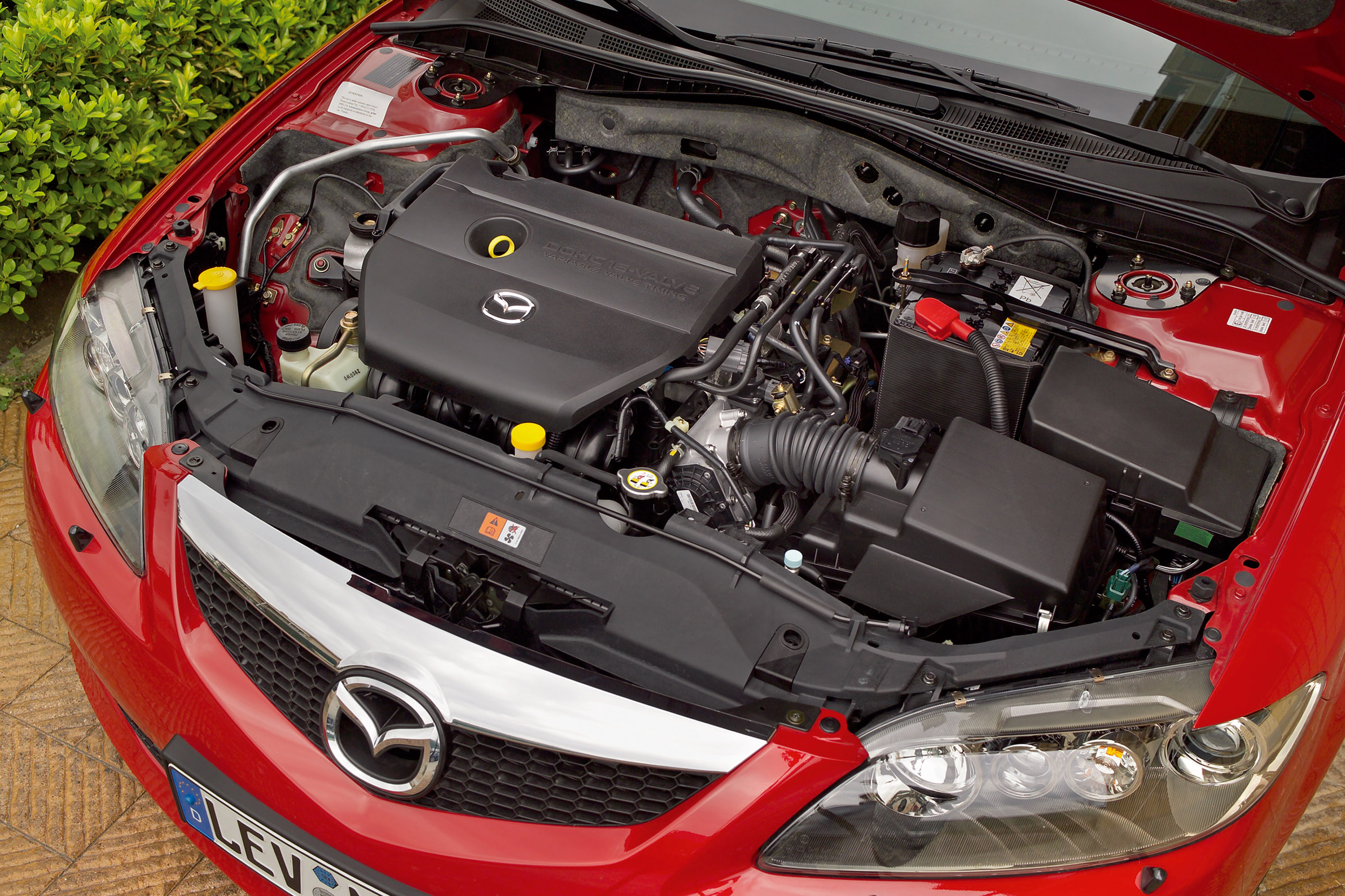 Двигатель mazda gg. Mazda 6 под капотом. Мазда 3 2005 мотор. Mazda 6 gg под капотом. Мазда 6 2008 под капотом.