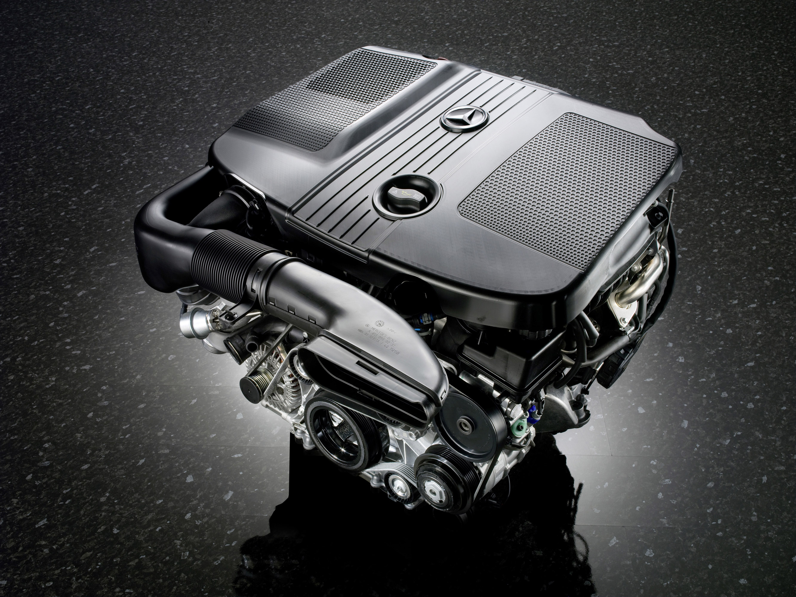Купить двигатель мерседес бенц. Mercedes-Benz om651. Двигатель c 250 CDI. C250 Mercedes двигатель. Мерседес с мотором БМВ.