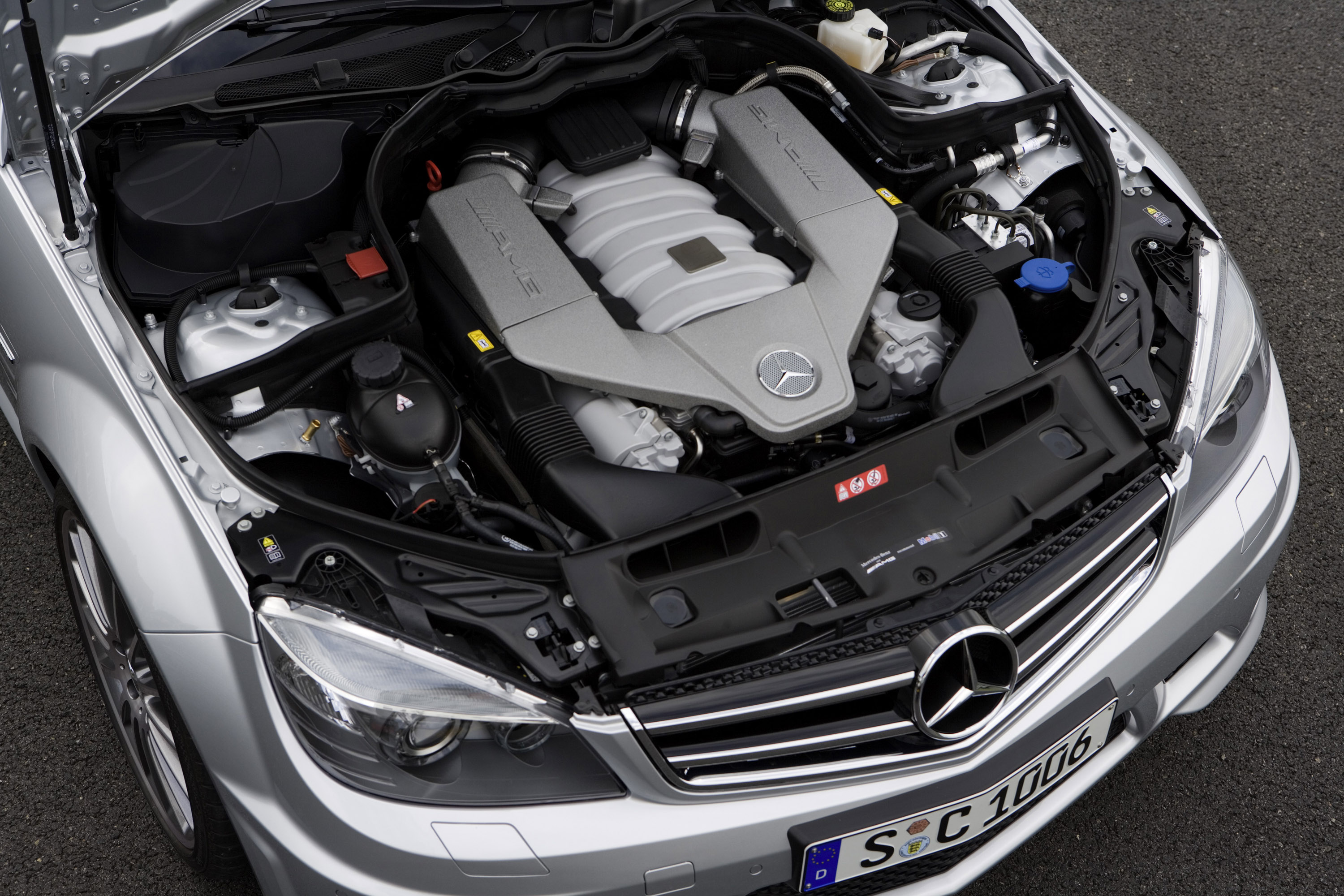 Кузов двигатель. Мерседес c63 AMG двигатель. Mercedes c63 AMG w204 двигатель. C63 AMG w204 мотор. Mercedes c63 w204 AMG мотор.