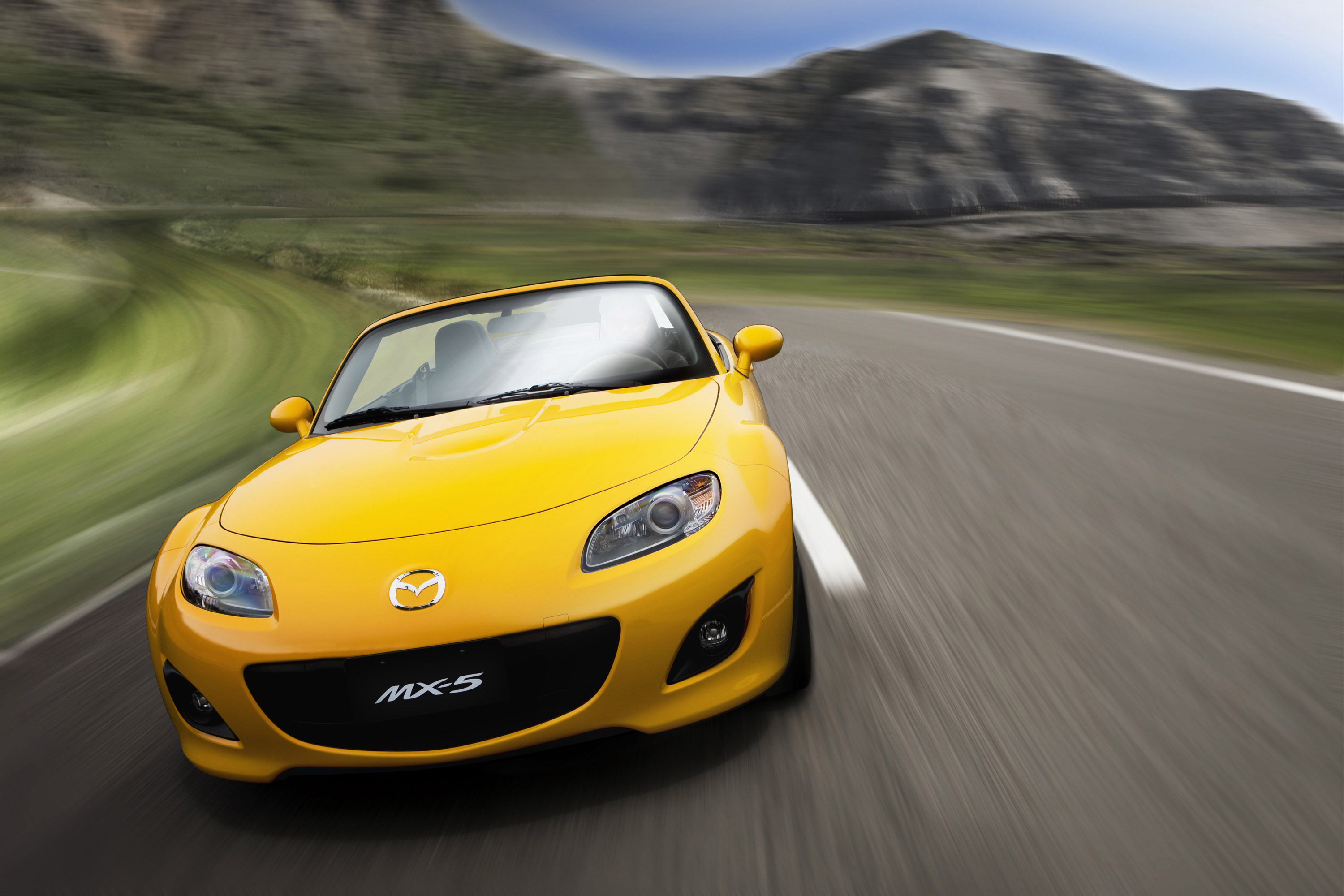 Mazda желтая. Mazda mx5 Yellow. Mazda MX-5 желтая. Мазда мх5 желтая. Mazda MX-5 2010.