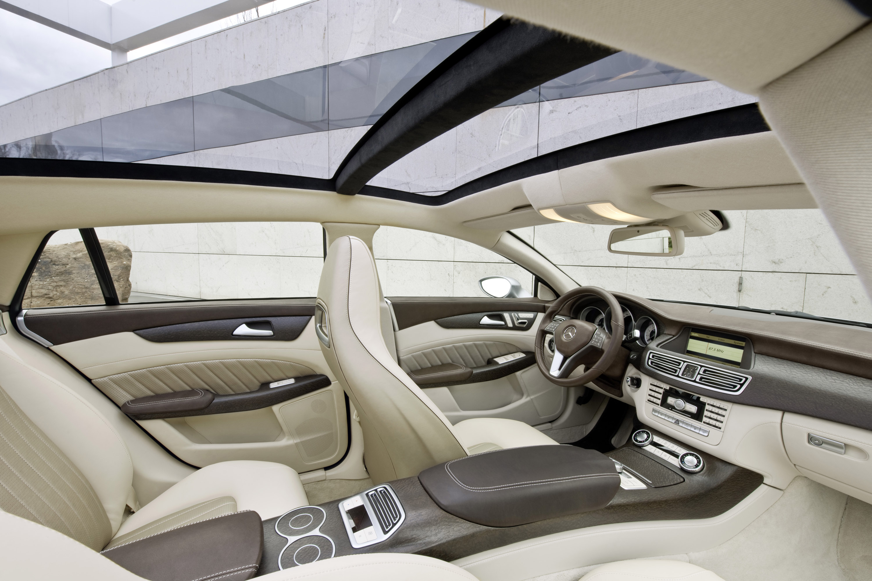 Автомобиль изнутри. Mercedes-Benz CLS универсал салон. Mercedes Benz CLS 2020 универсал салон. Mercedes универсал CLS 2010. Мерседес шутинг брейк CLS.
