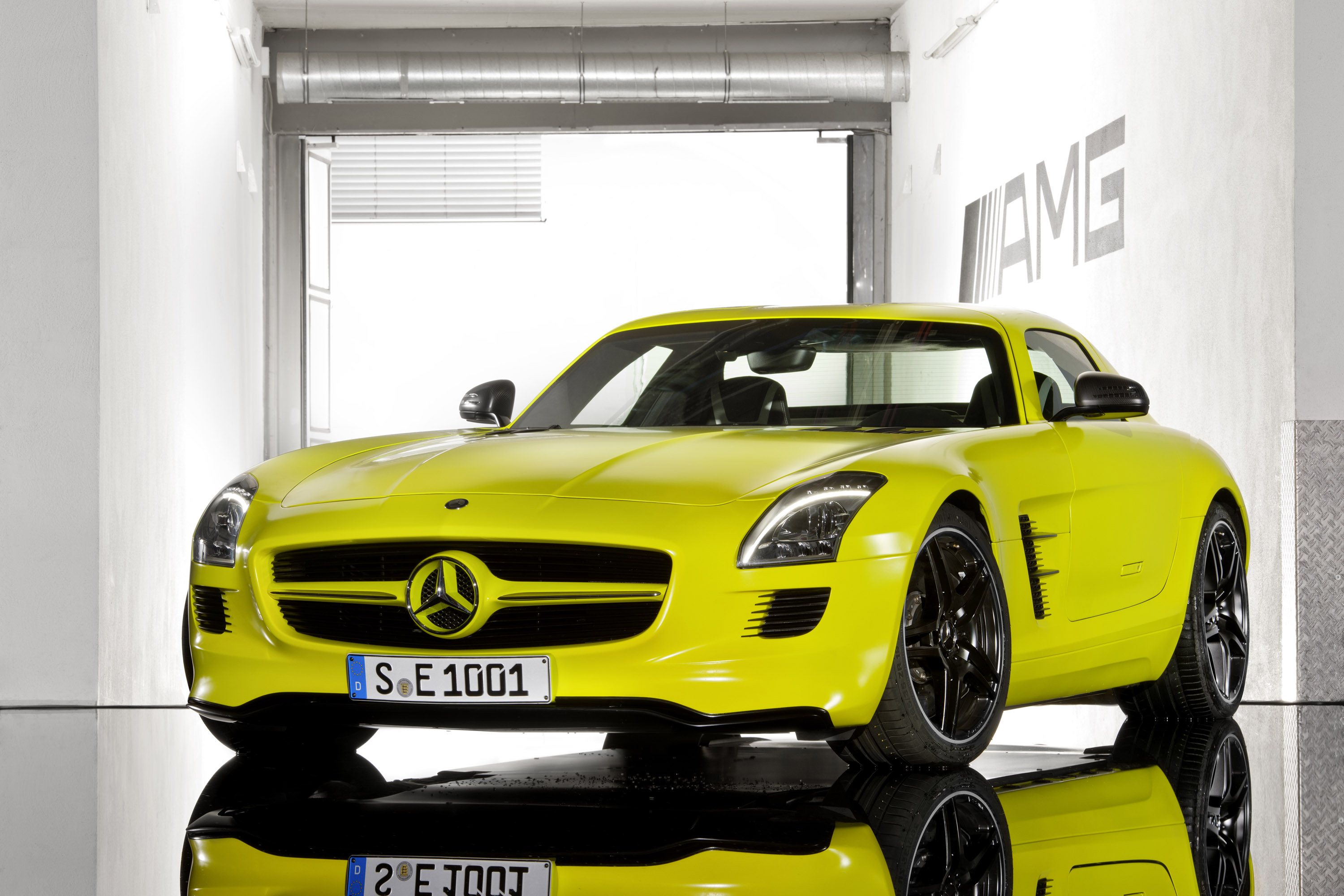 желтый автомобиль Mercedes-Benz SLS AMG E-Cell загрузить