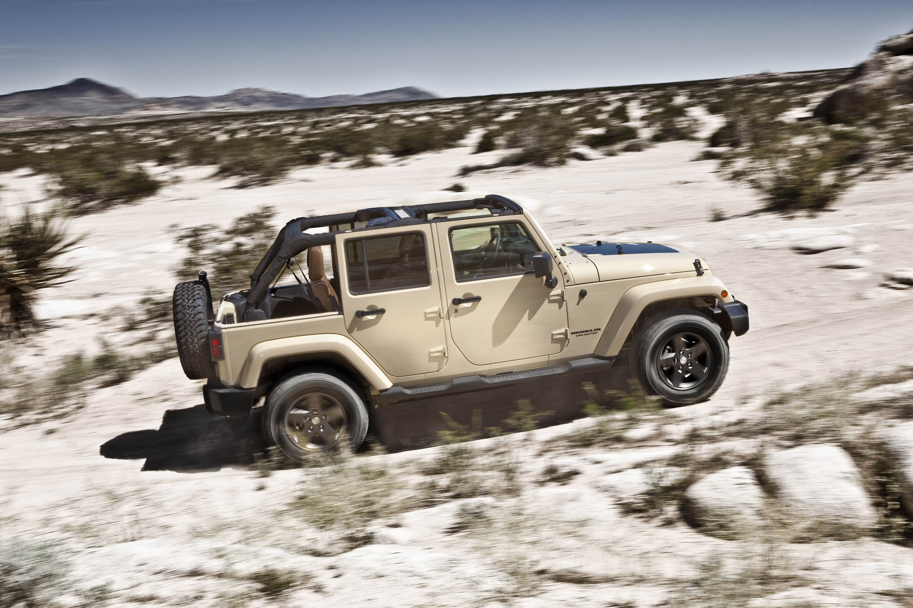 Внедорожник jeep в пустыне без смс