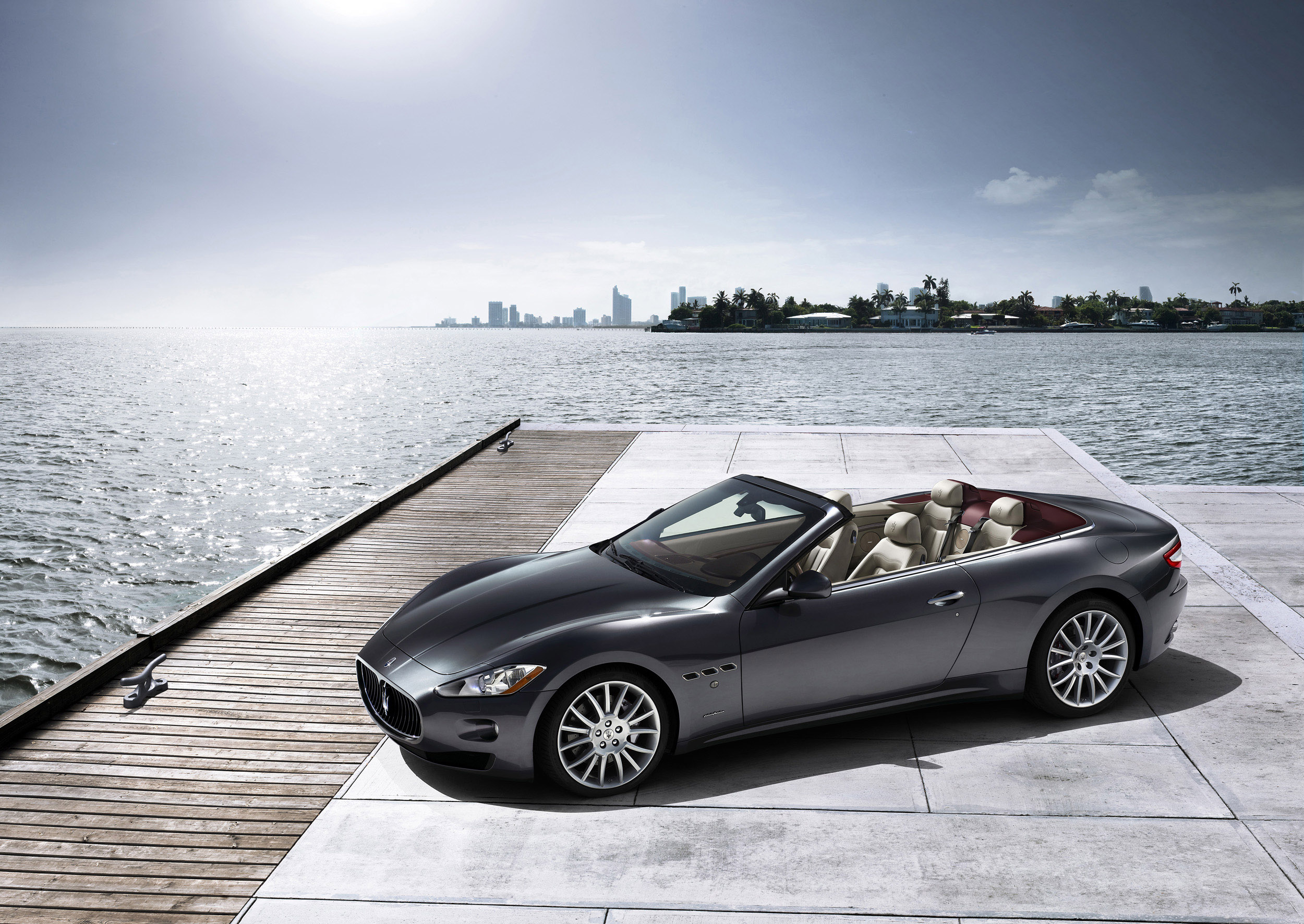 Без машины хорошо. Maserati GRANCABRIO 2010. Мазерати Гранд Туризмо кабриолет. Мазерати Кватропорте кабриолет. Maserati GRANCABRIO 2009.