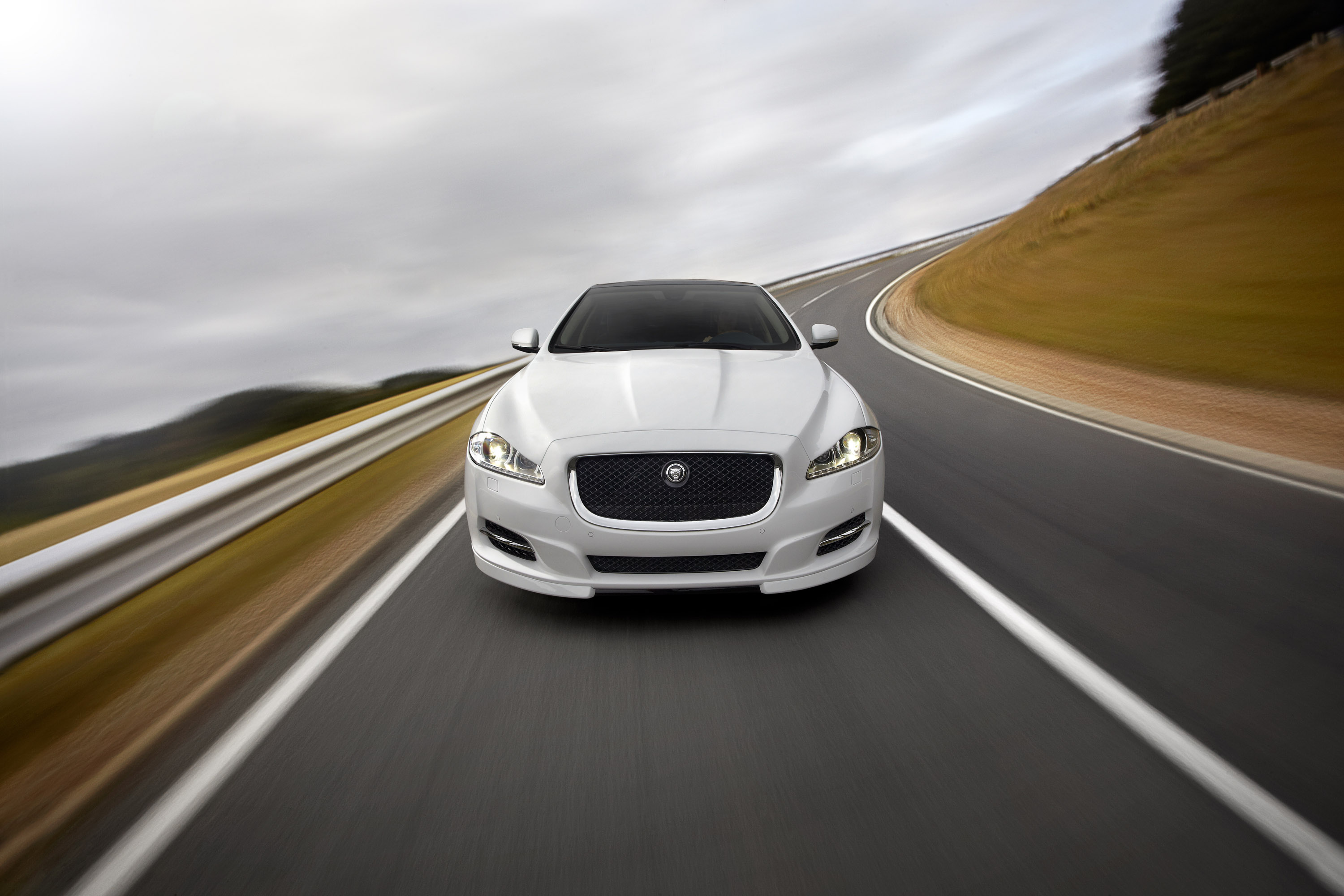 Преимущества белого автомобиля. Ягуар XJ Sport. Ягуар XJ 2012. Jaguar XJ R-Sport White. Ягуар XJ 2011.