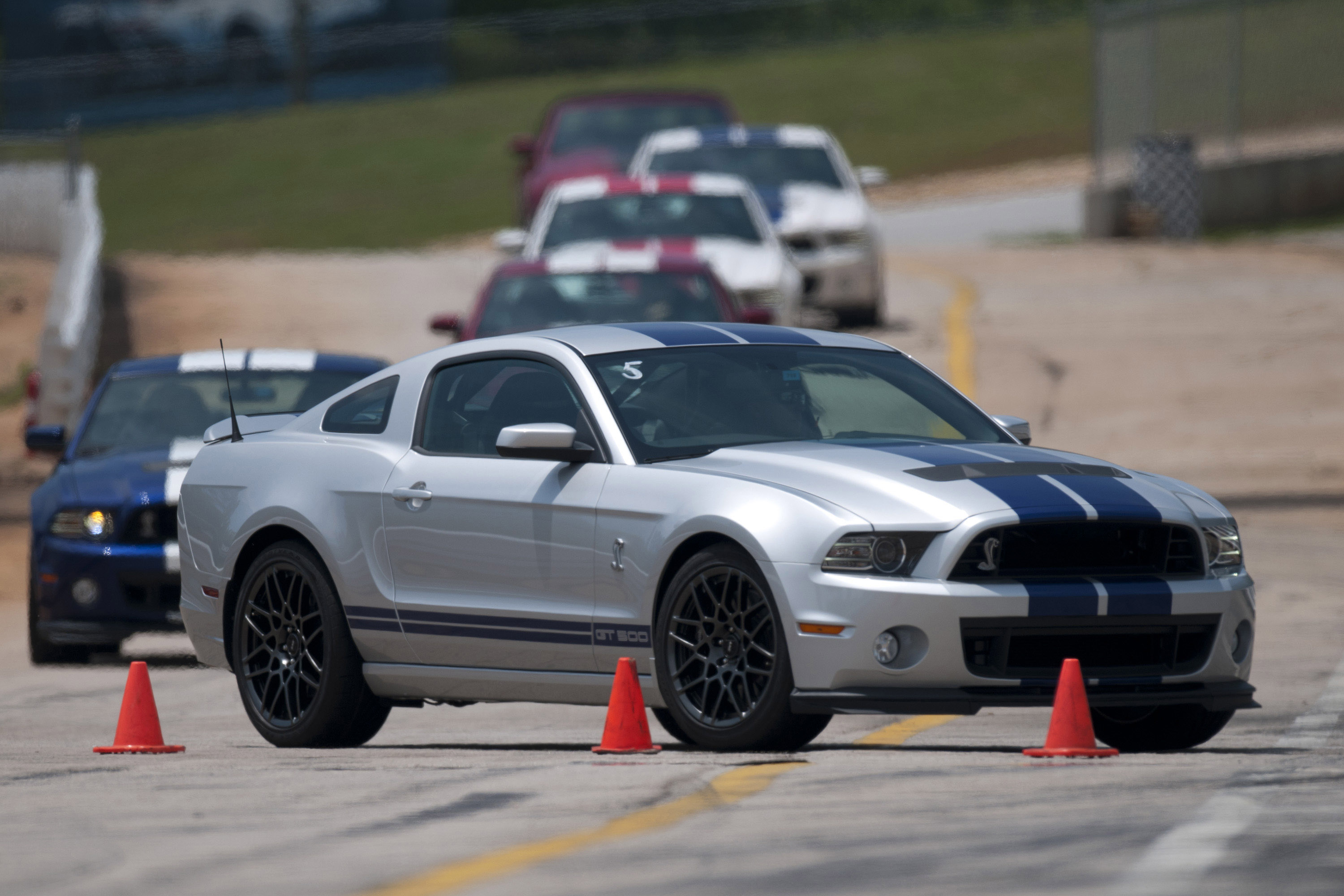 Разгон мустанга. Форд Мустанг Шелби gt 500. Ford Mustang Shelby gt500 серебристый. Форд Мустанг Шелби 2013. Форд Мустанг Шелби gt 500 2013.