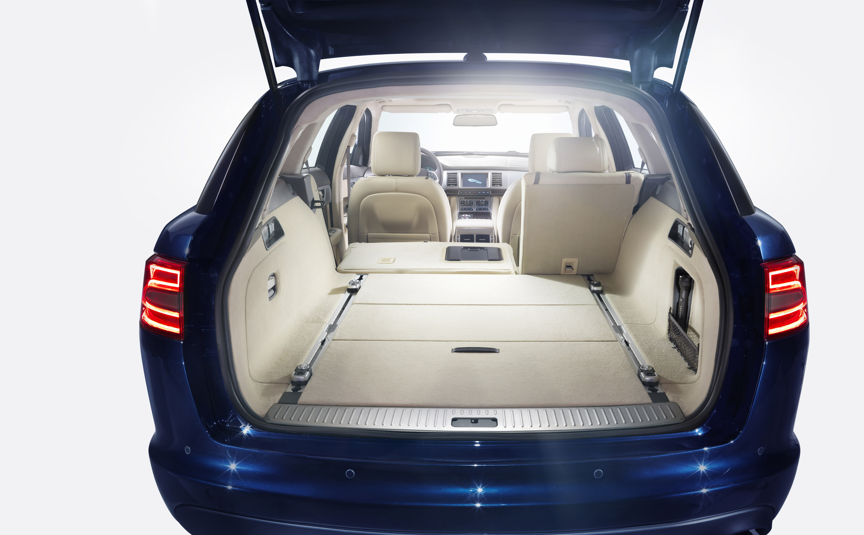 Универсалы с большим багажником. Q5 2013 багажник. Audi q5 габариты багажника. Ягуар XF багажник. Jaguar x Type универсал багажник.