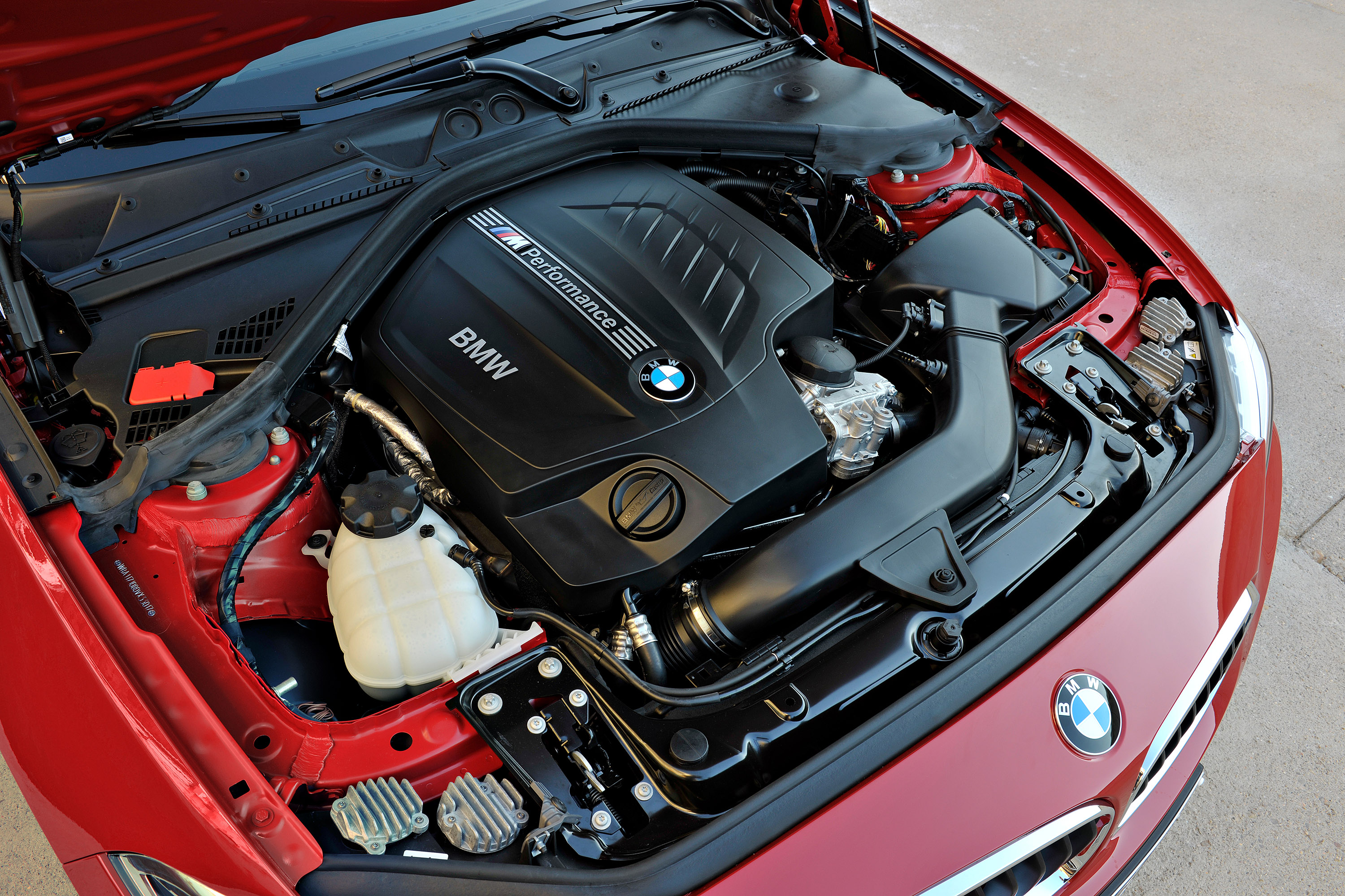 Двигатель автомобиля бмв. Мотор BMW f22. М2 БМВ открытый капот. BMW 1 M мотор.