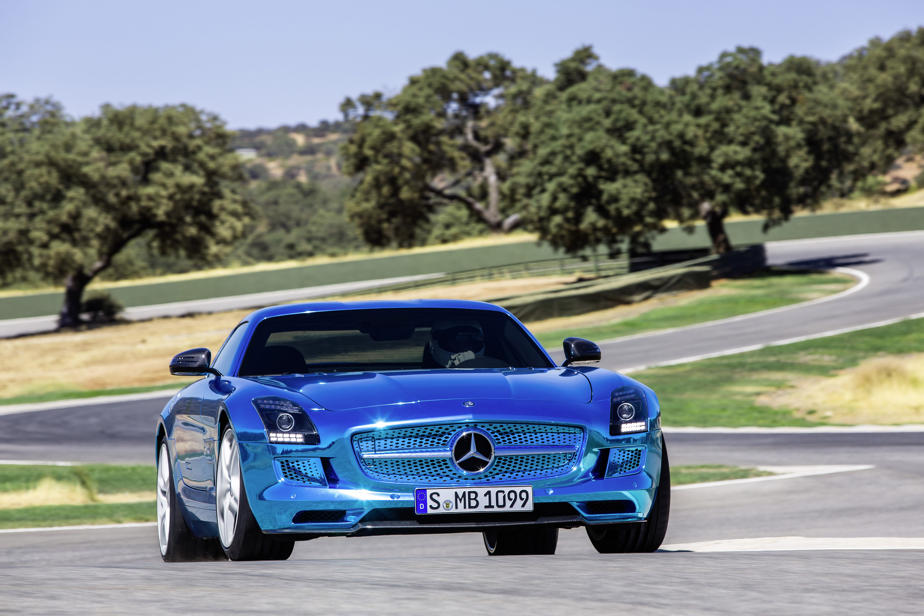 Покажи синие машины. Мерседес СЛС АМГ 2018. Mercedes SLS AMG Electric Drive. Mercedes-Benz SLS AMG голубой. Мерседес купе SLS 2013.
