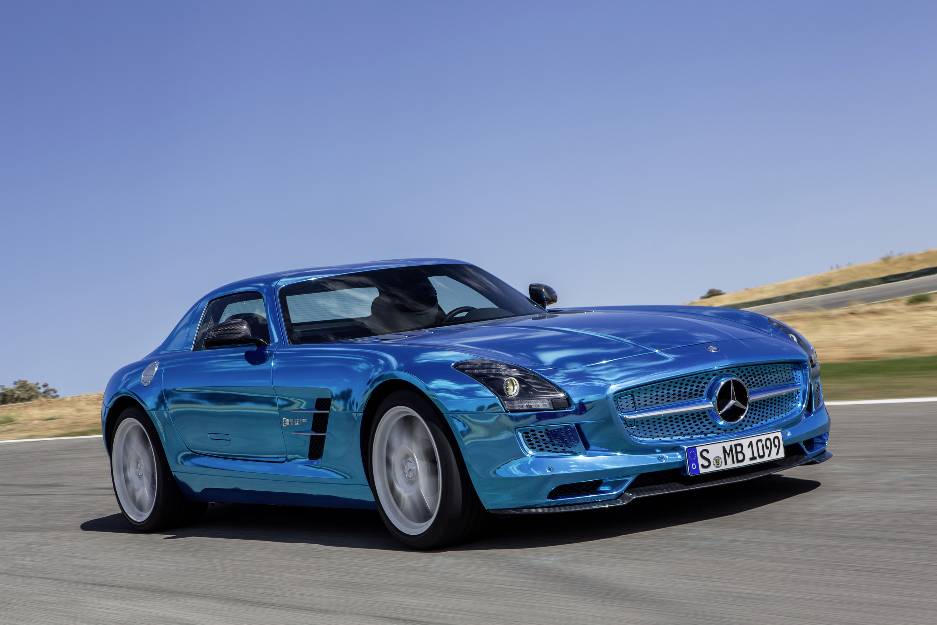голубой блестящий Mercedes скачать