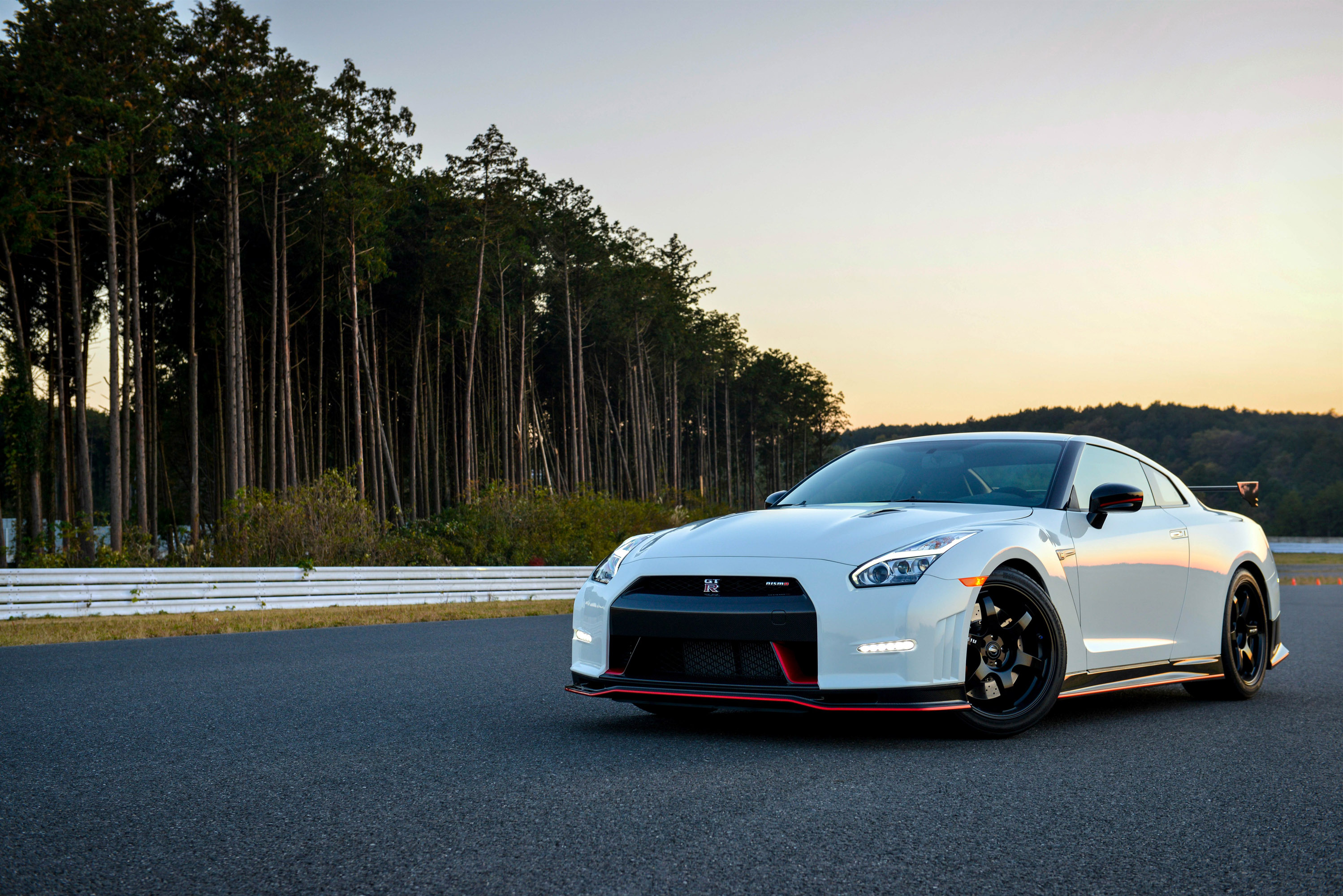Nissan wallpaper. Ниссан ГТР р35. Nissan gt-r Nismo r35. Nissan GTR r35 Nismo 2015. Nissan GTR r35 4к.