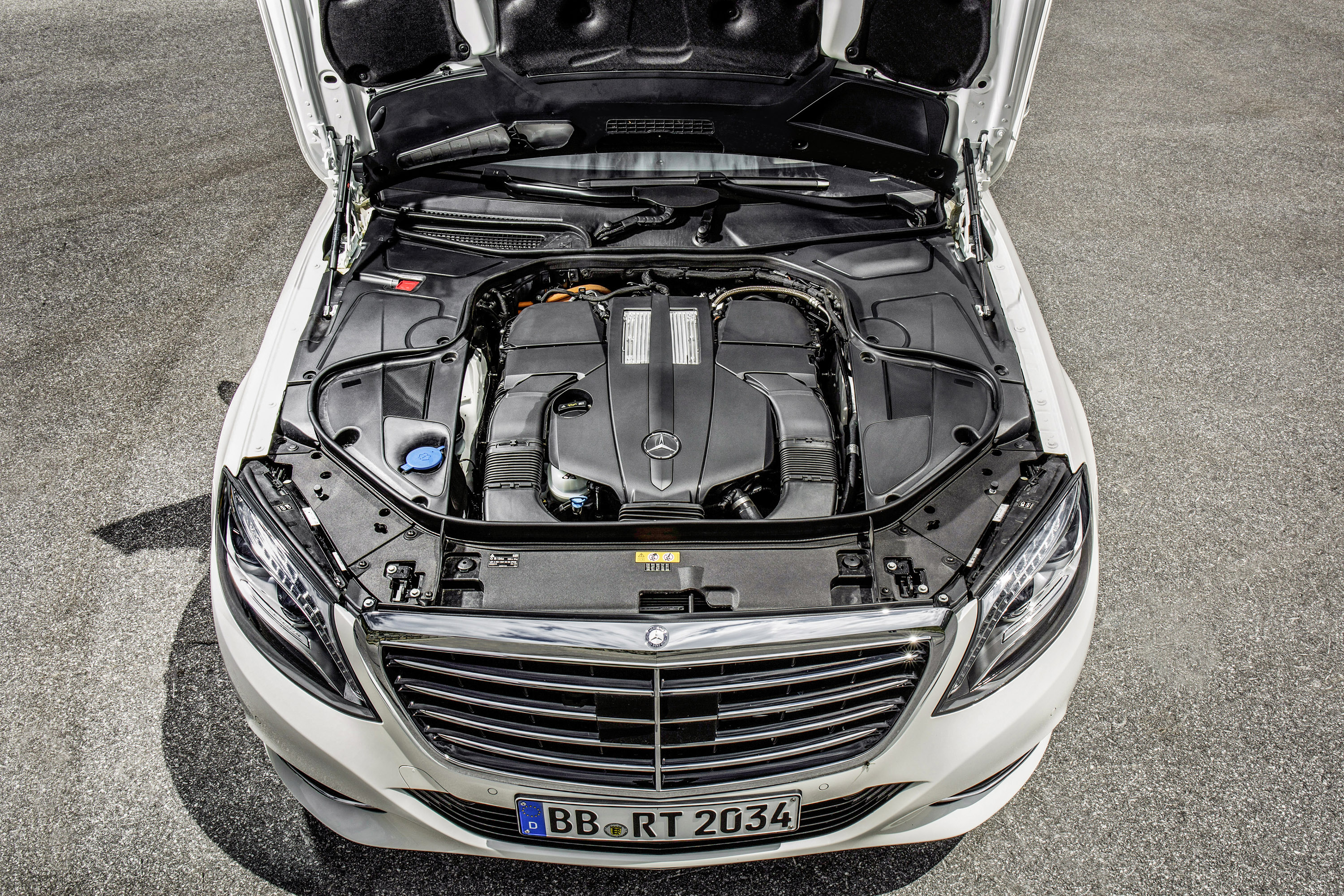 Капот мерседес бенц. Двигатель Мерседес s500 w222. Mercedes Benz s500 w222 мотор. Mercedes s500 Hybrid. Мерседес w222 под капотом.