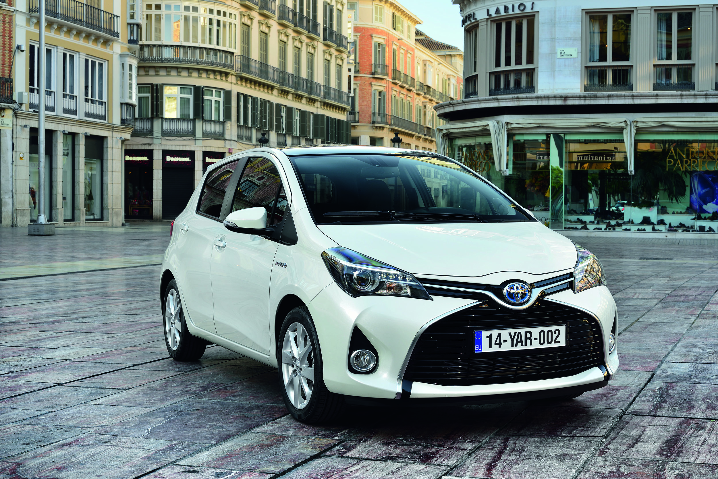 Написали гибрид. Toyota Yaris 2015. Toyota Yaris 2014. Toyota Vitz 2015. Toyota Yaris Hybrid 2015.