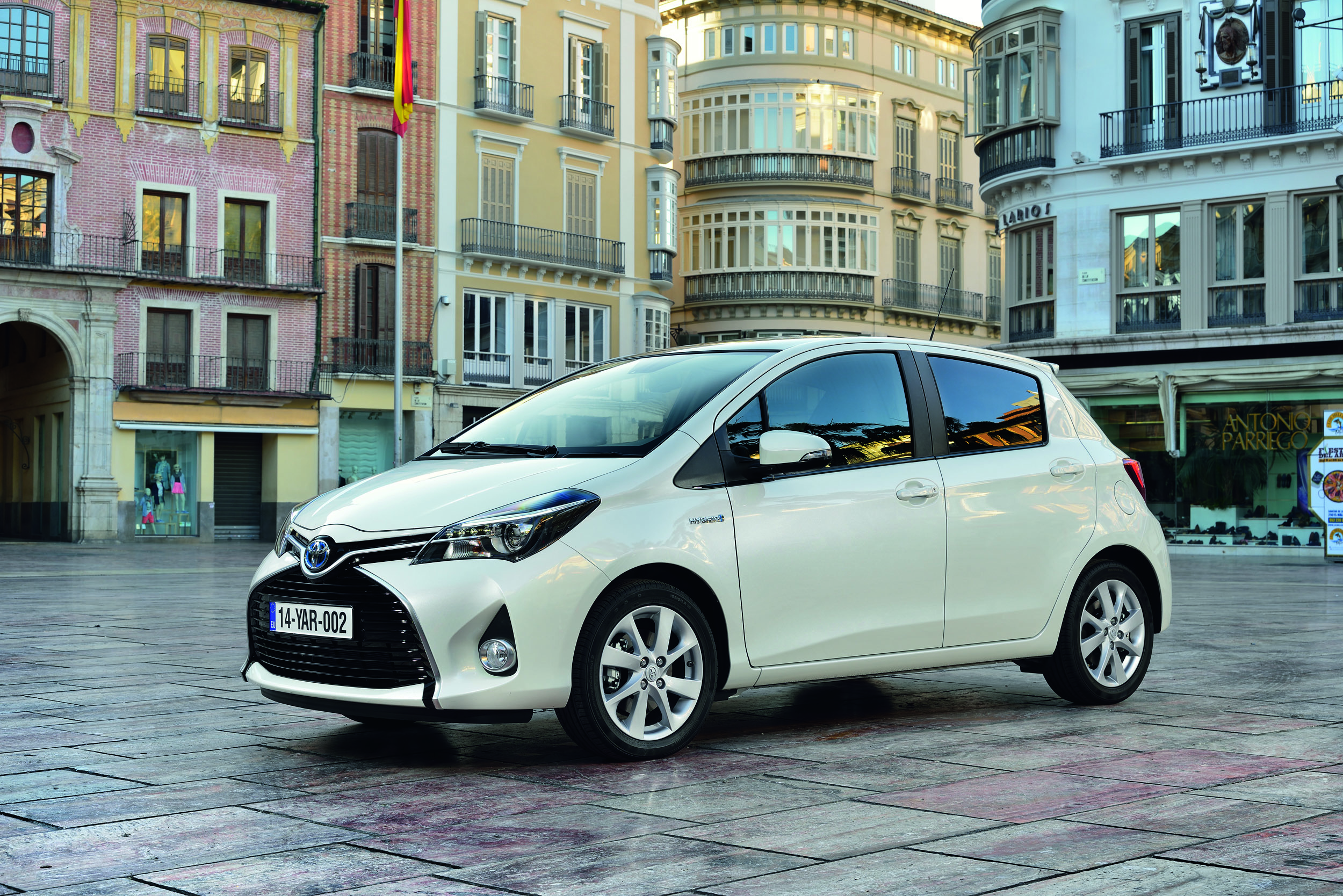 Мини гибрид. Тойота Ярис 2015. Toyota Yaris Hybrid 2015. Toyota Yaris 2014. Тойота Ярис хэтчбек 2014.