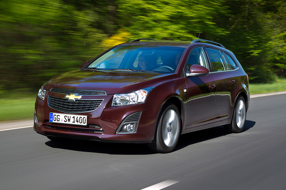 2012 Chevrolet Cruze Wagon Front Angle