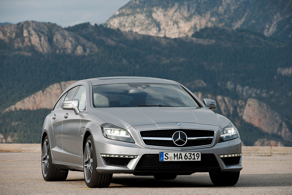 2013 Mercedes-Benz CLS 63 AMG Shooting Brake Front Angle