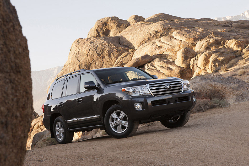 2013 Toyota Land Cruiser Front Angle